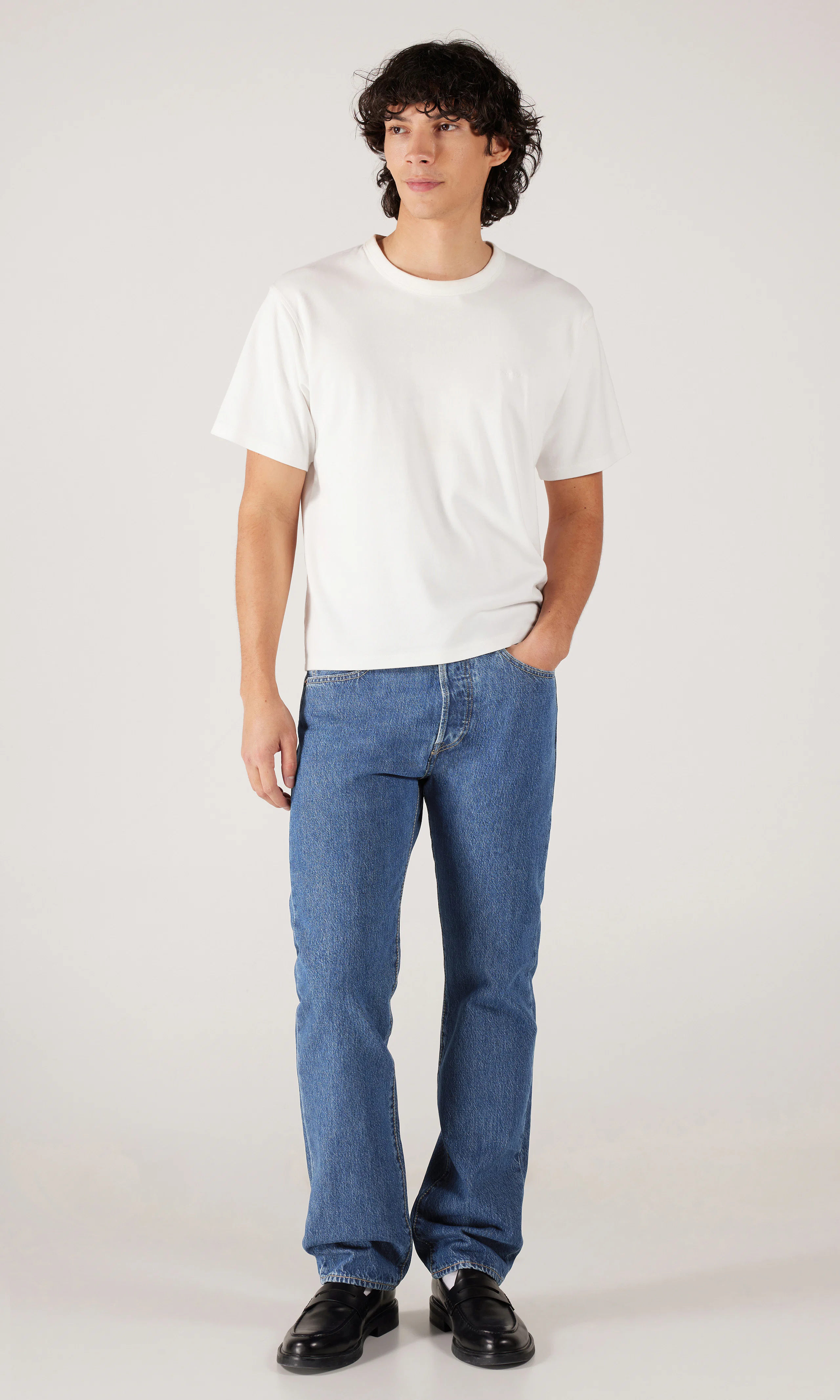 501® Original Medium Blå Jeans. Front. Model.