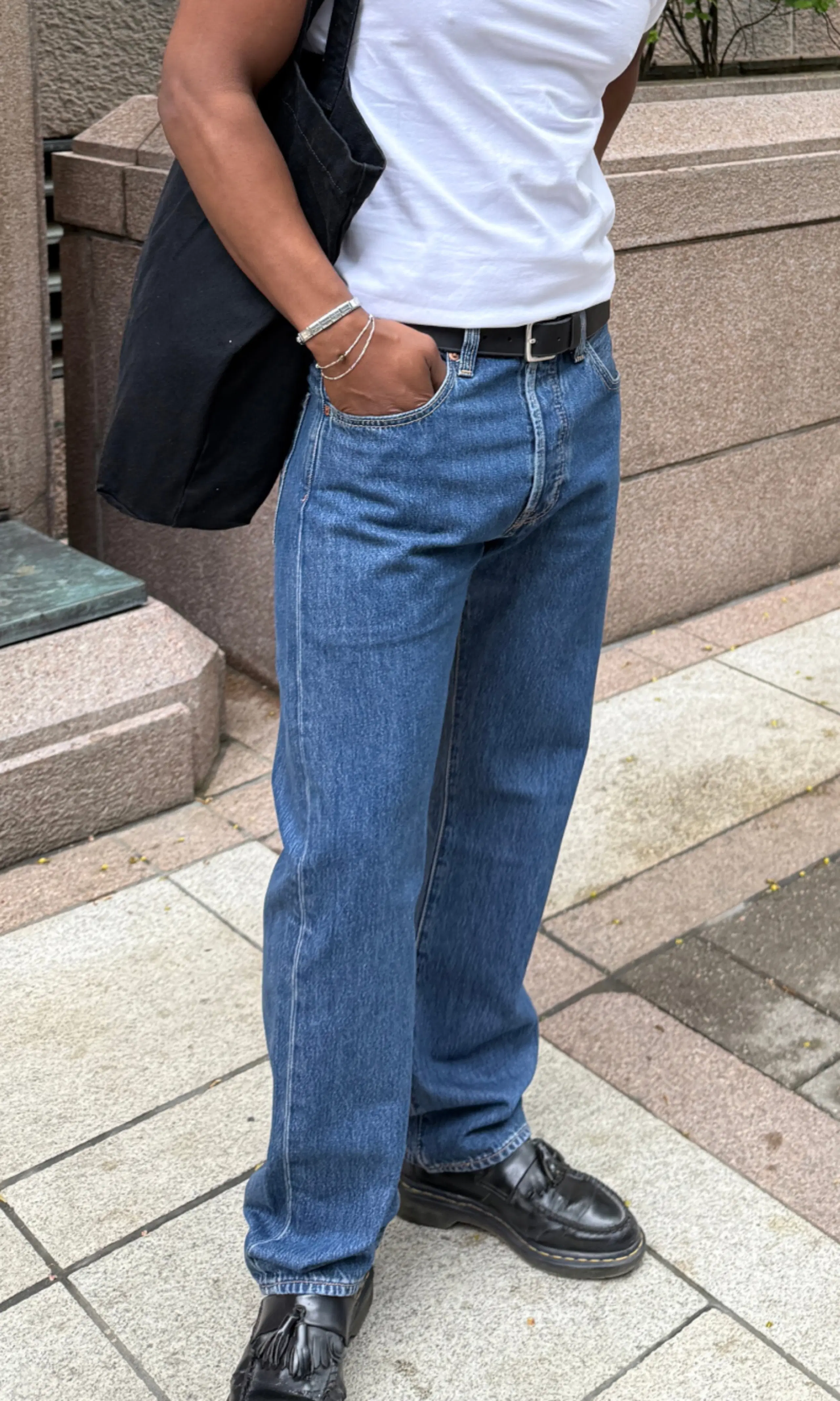501® Original Medium Blå Jeans. Front. Model.