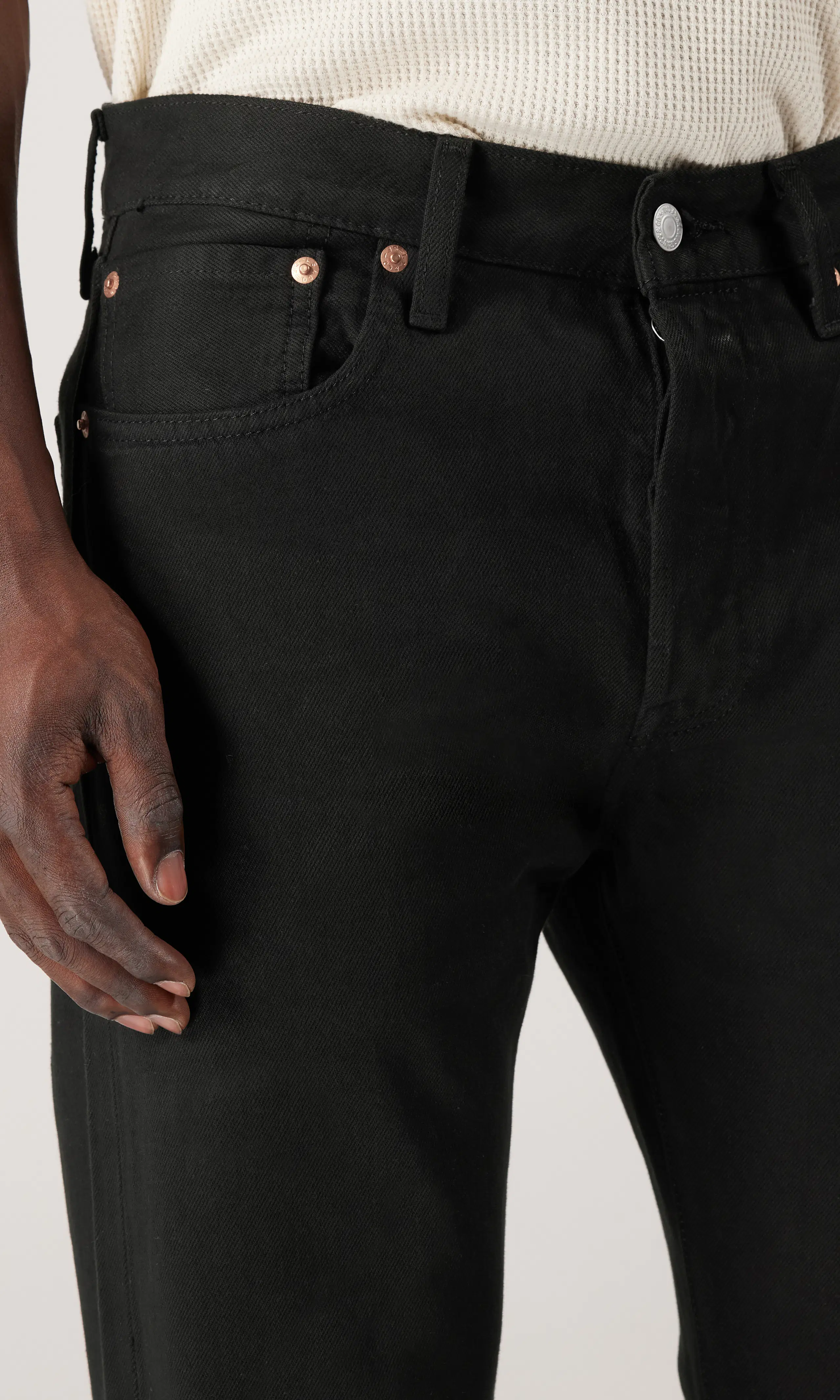 501® Original Svarta Jeans. Detail 2. Model.