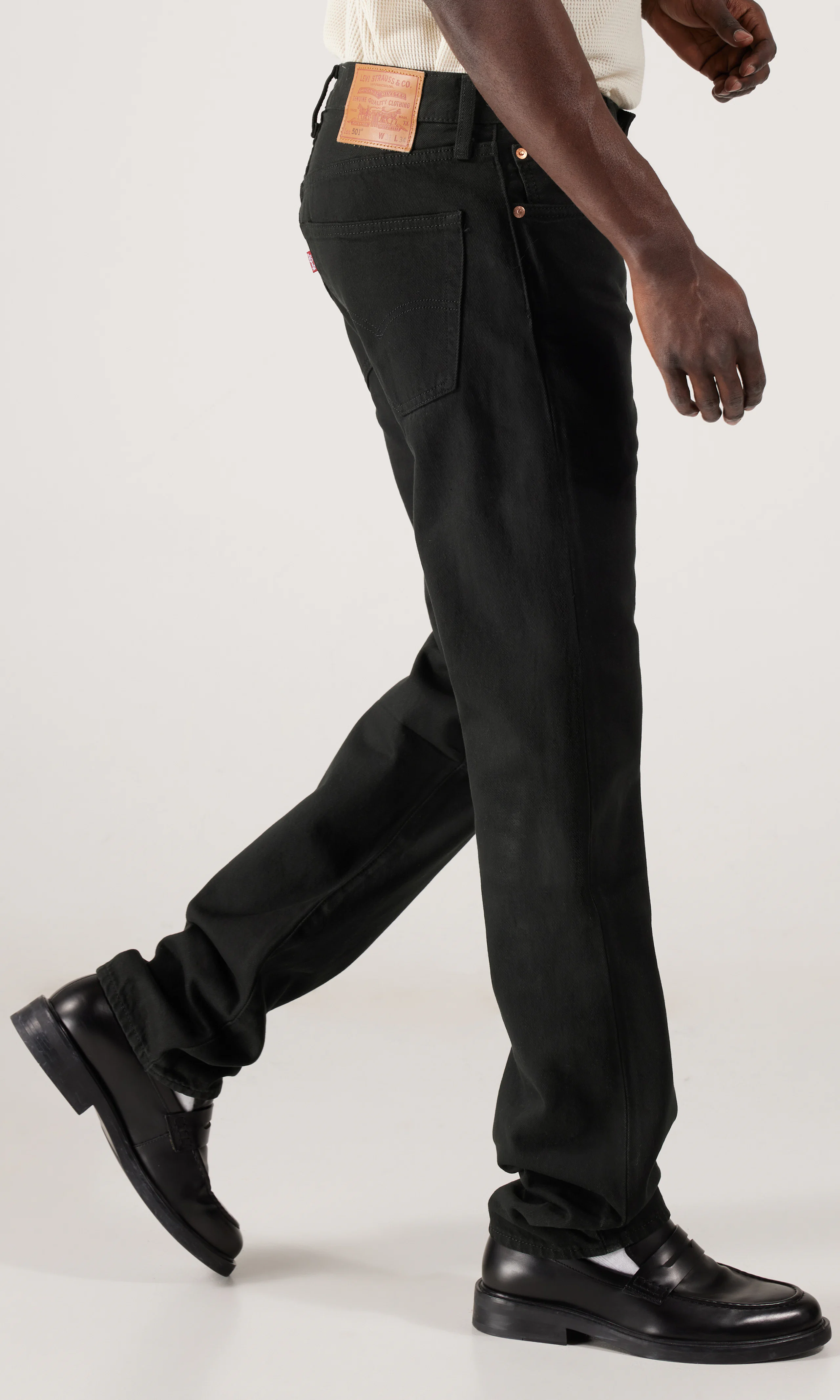 501® Original Svarta Jeans. Front 2. Model.