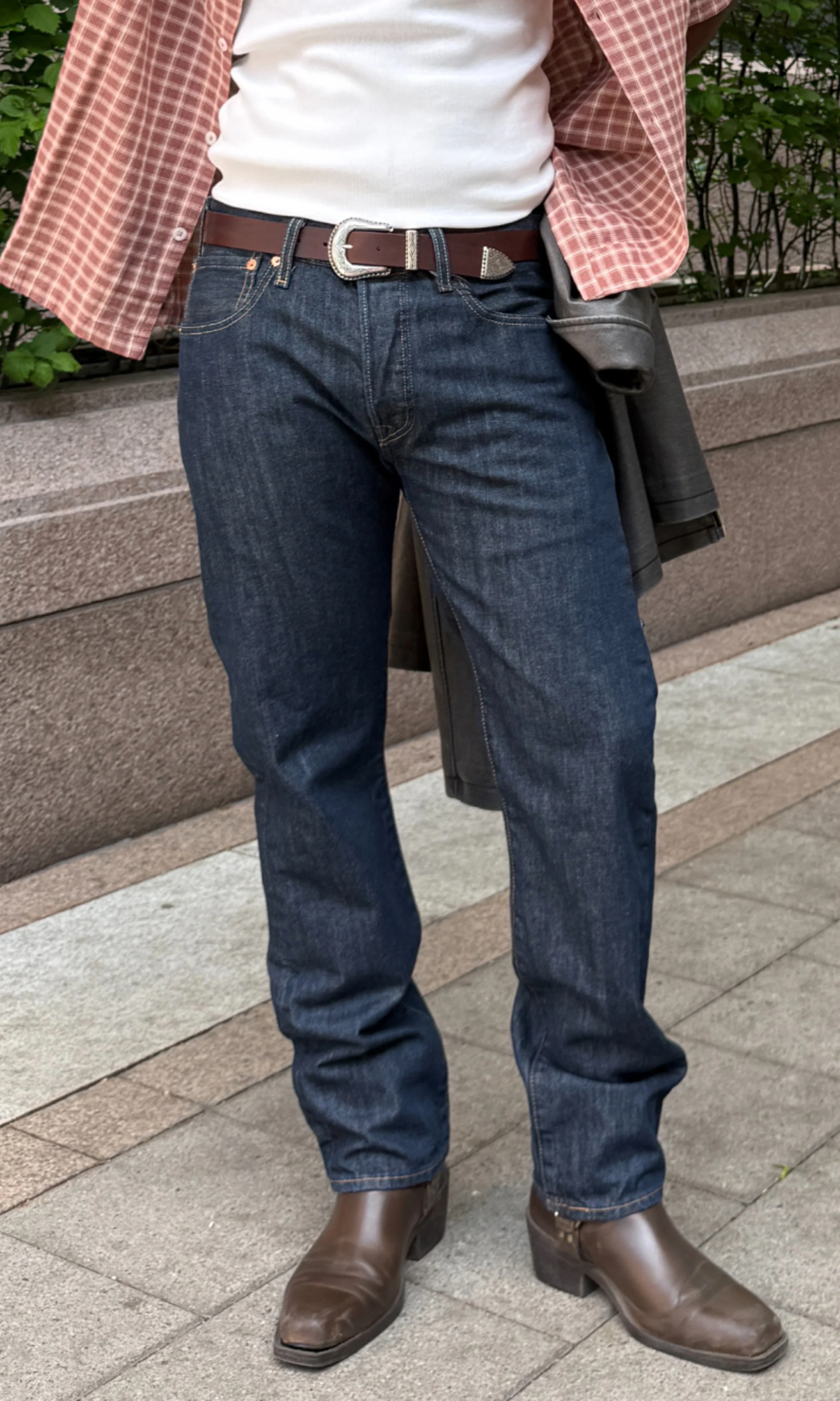 501® Original Mörkblå Jeans. Front. Model.