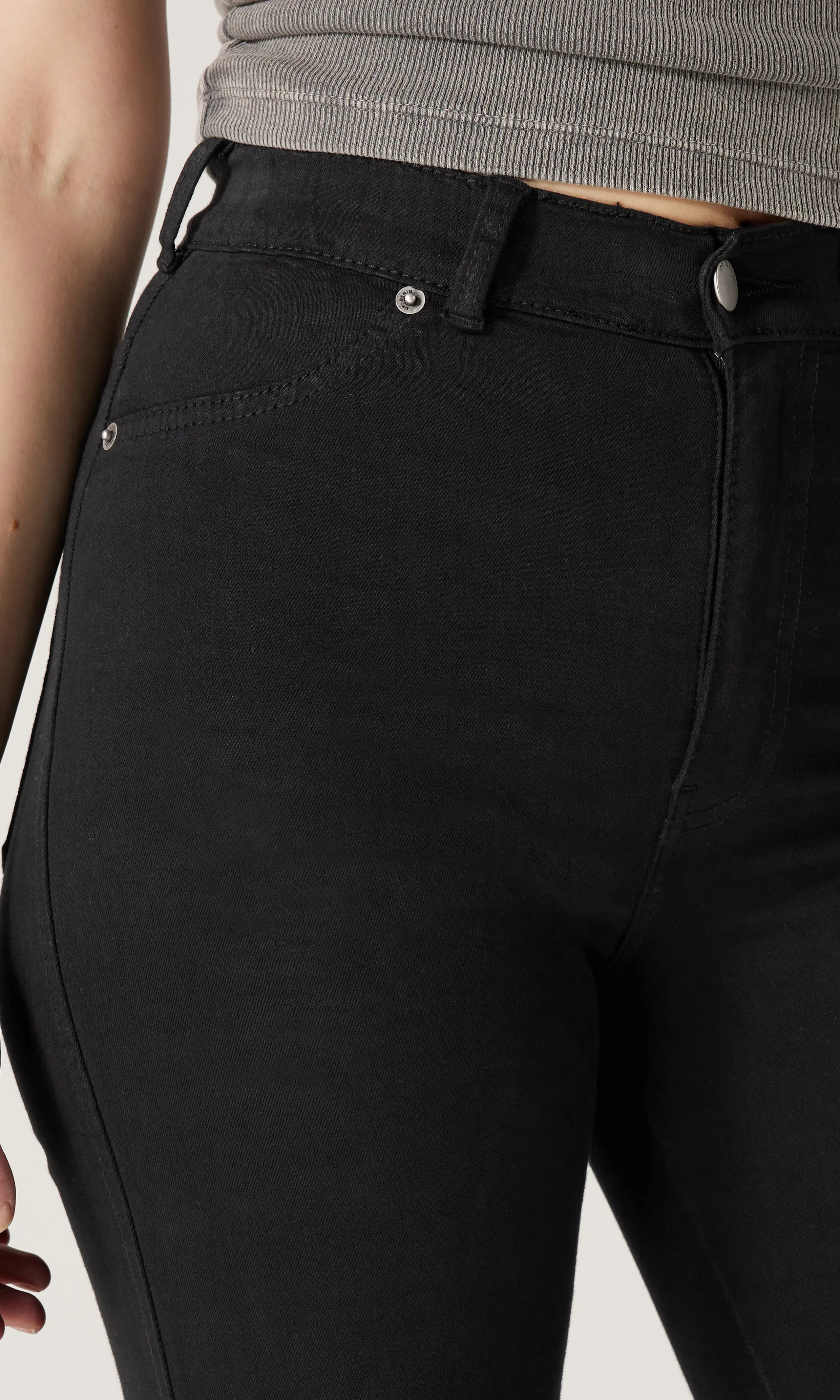 Solitaire High Svarta Jeans. Detail 2. Model.
