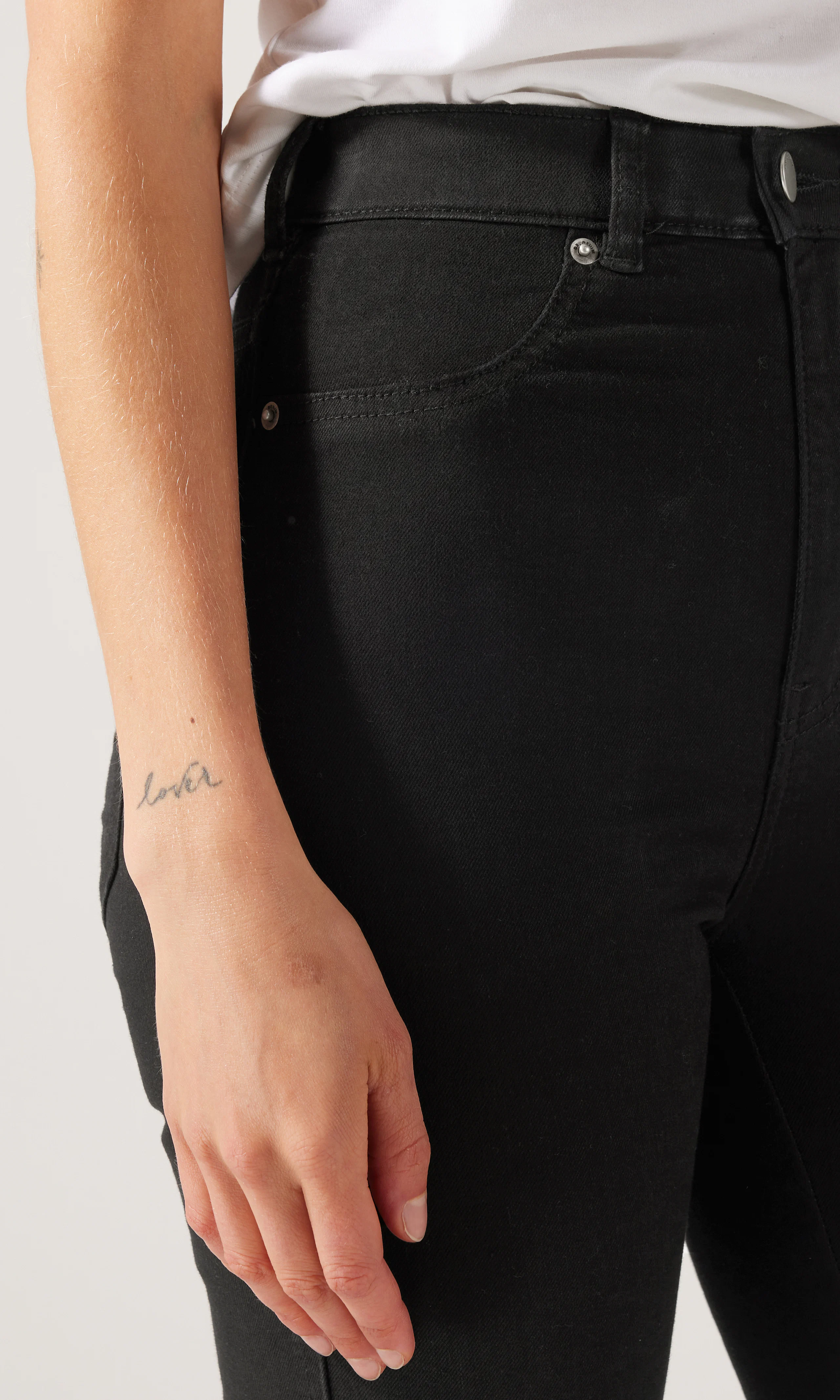 Solitaire High Svarta Jeans. Detail 2. Model.