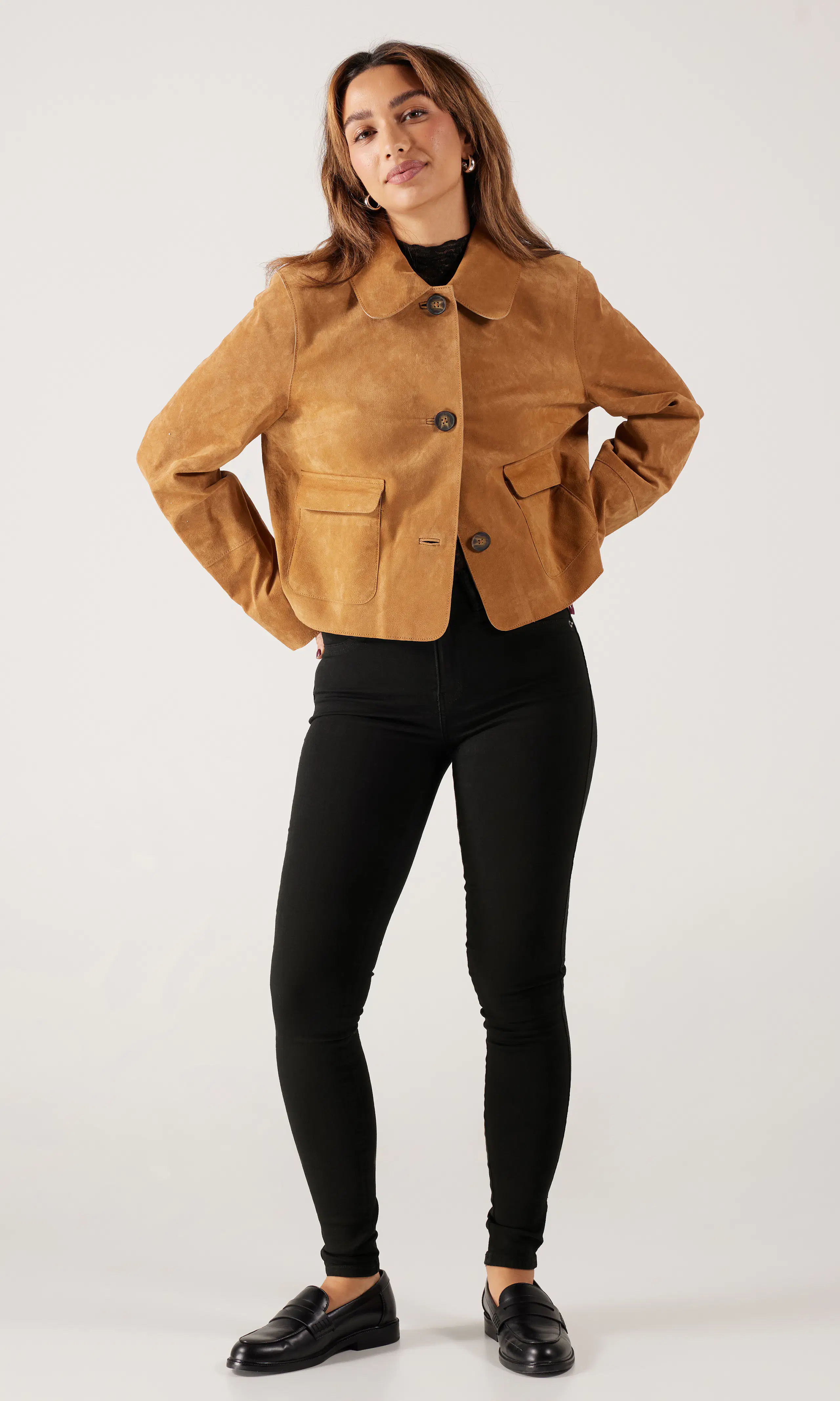 Plenty Mid Svart Jeans. Front 1. Model.