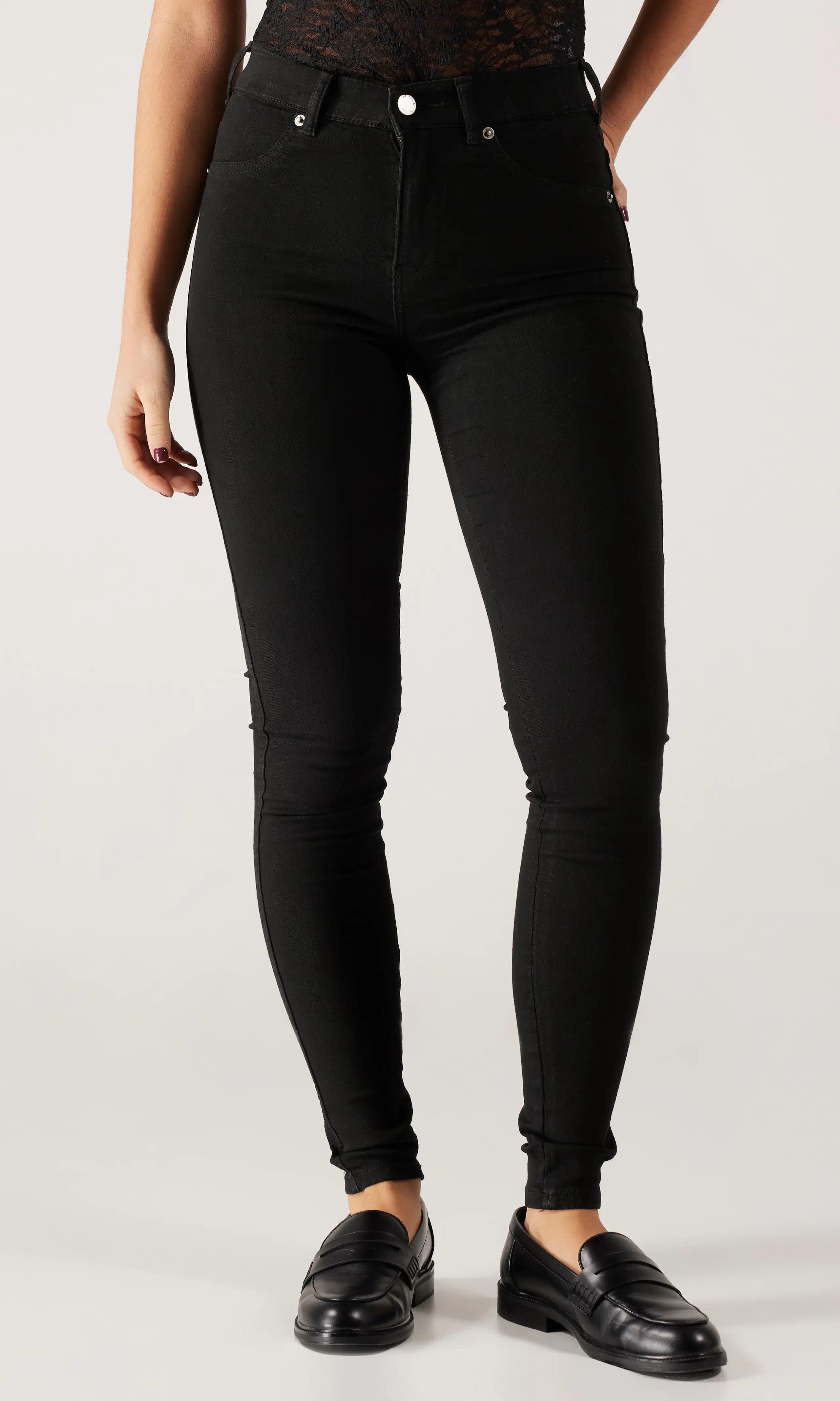 Plenty Mid Svart Jeans. Front. Model.
