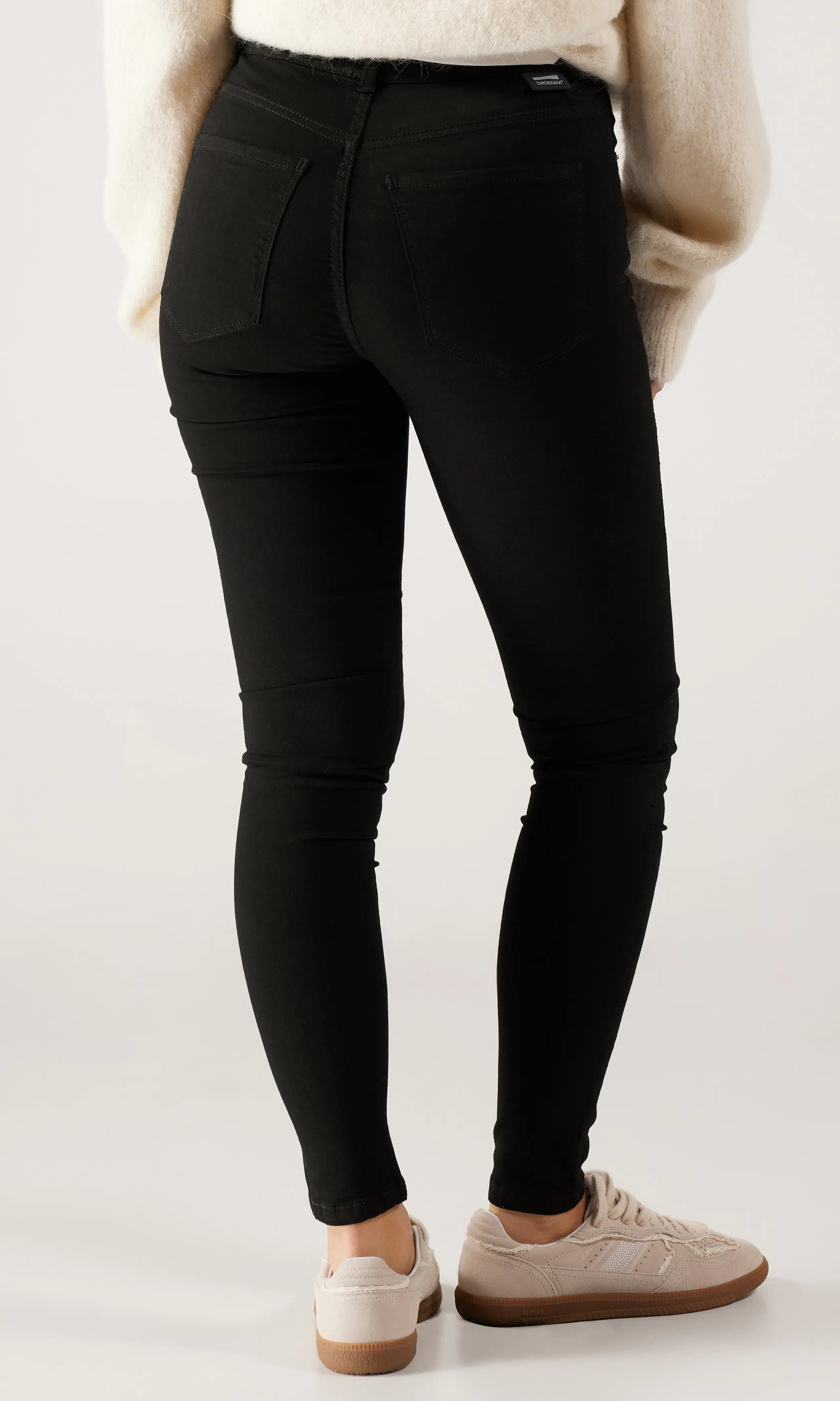 Lexy Mid Skinny Farkut. Back. Model.