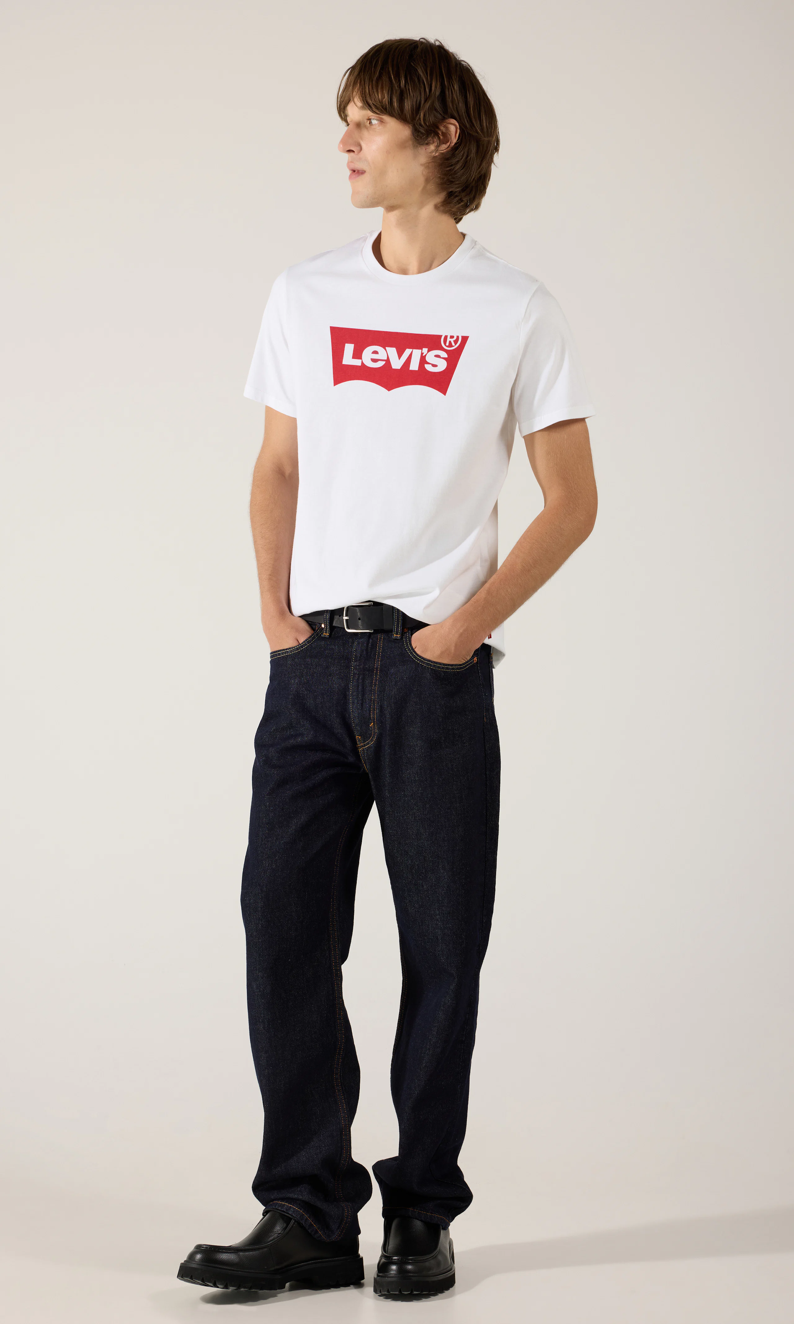 Graphic Set In Neck Vit T-Shirt. Front 1. Model.