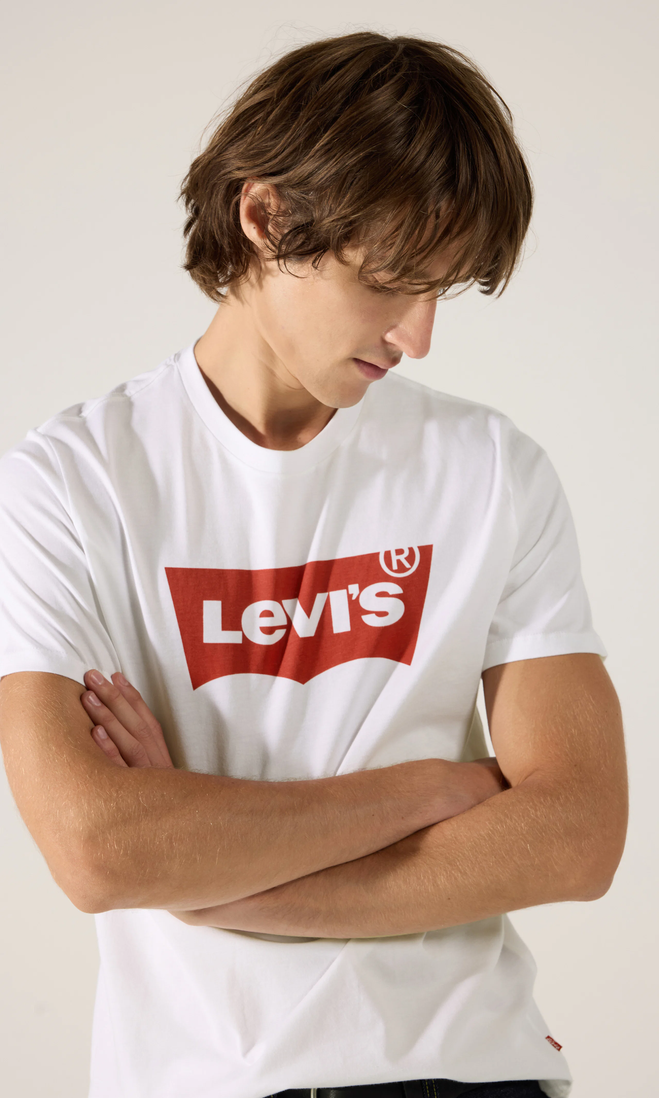 Graphic Set In Neck Vit T-Shirt. Front. Model.