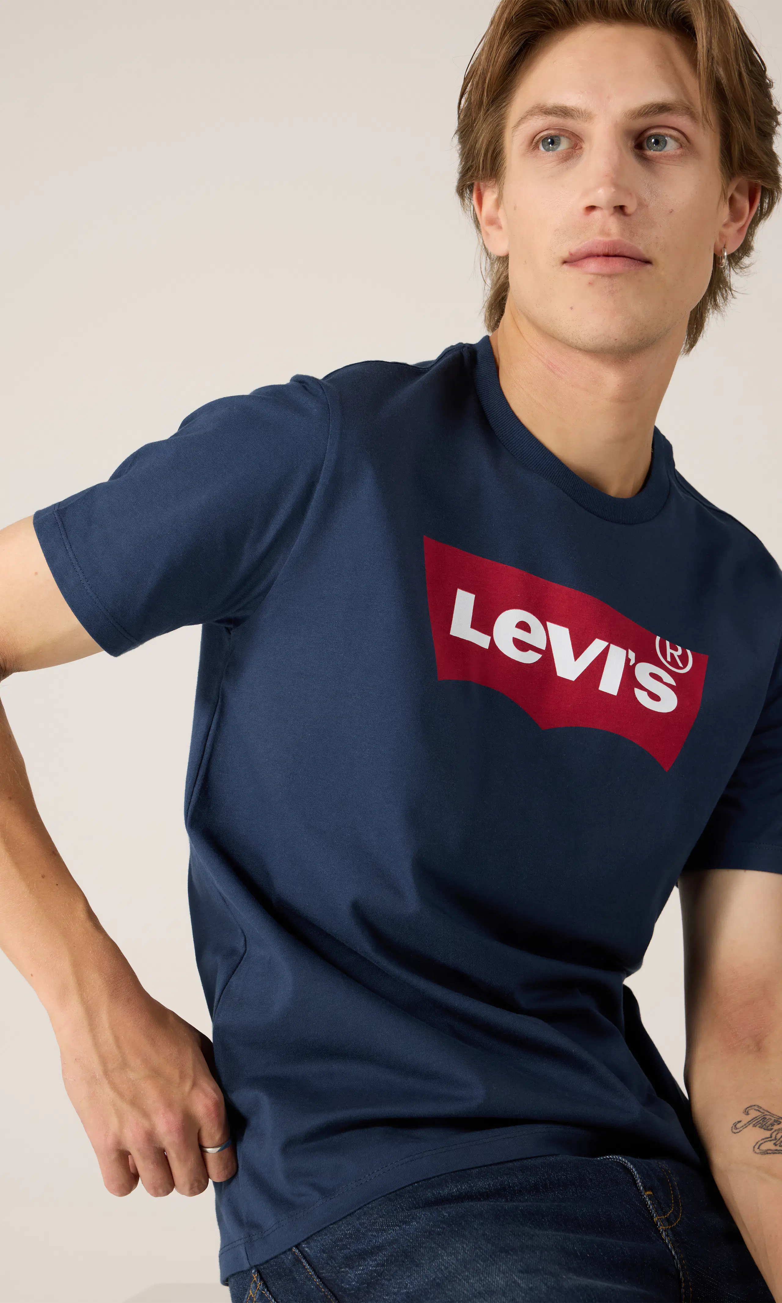 Graphic Set In Neck Tee Mörkblå T-Shirt. Front. Model.