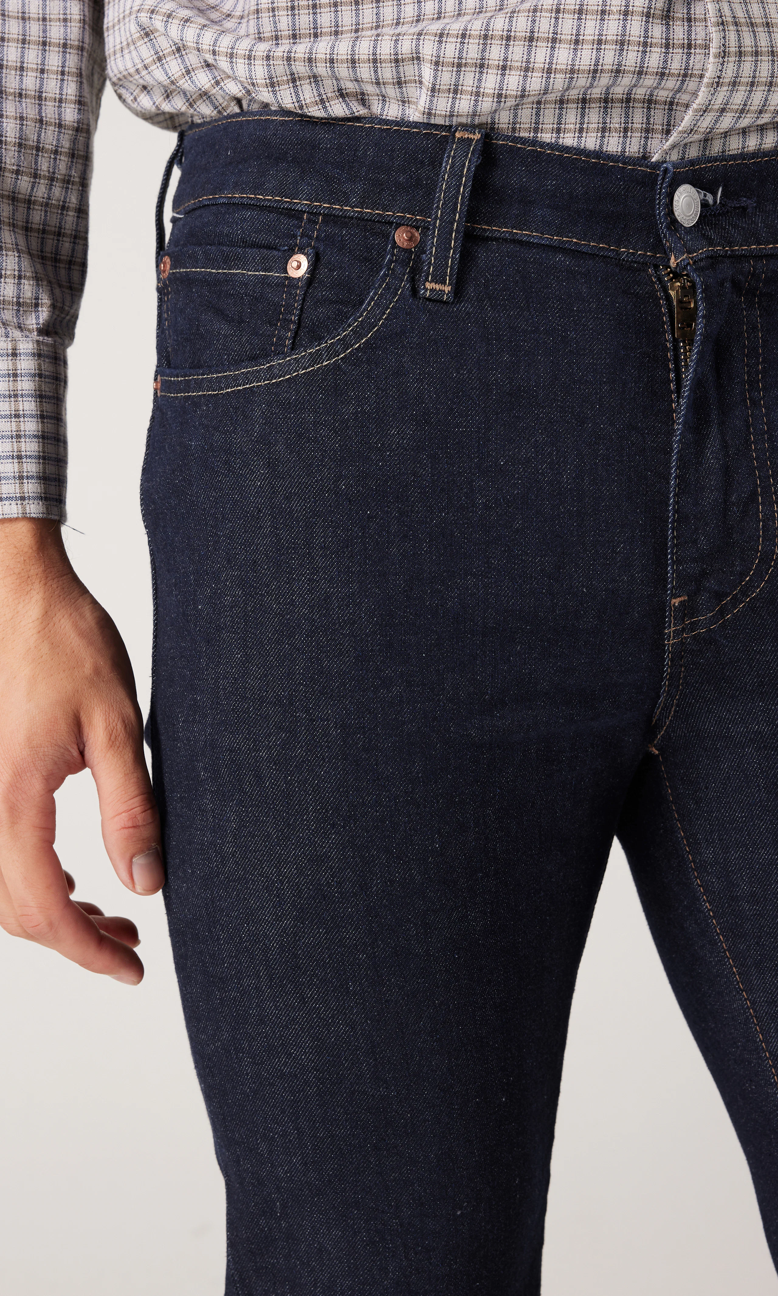 511™ Slim Jeans. Detail 2. Model.