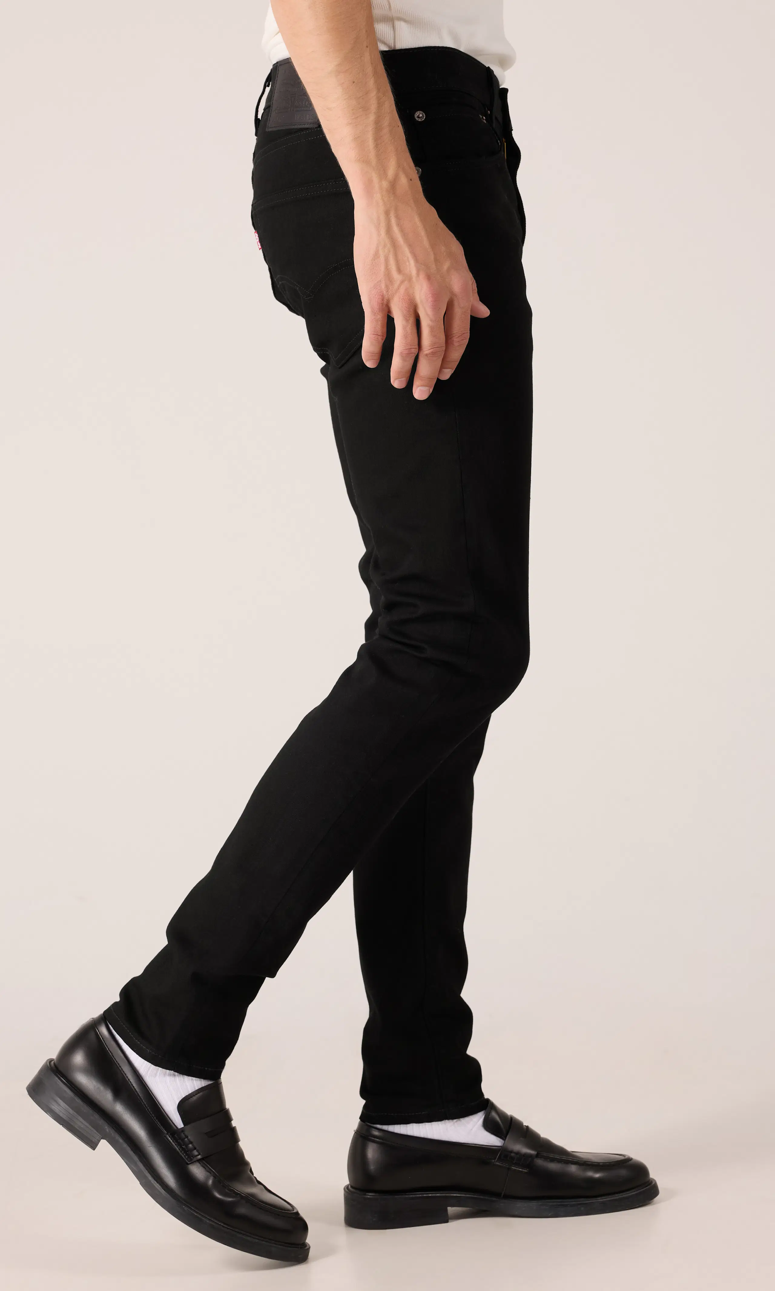 512™ Slim Tapered Mustat Farkut. Front 2. Model.
