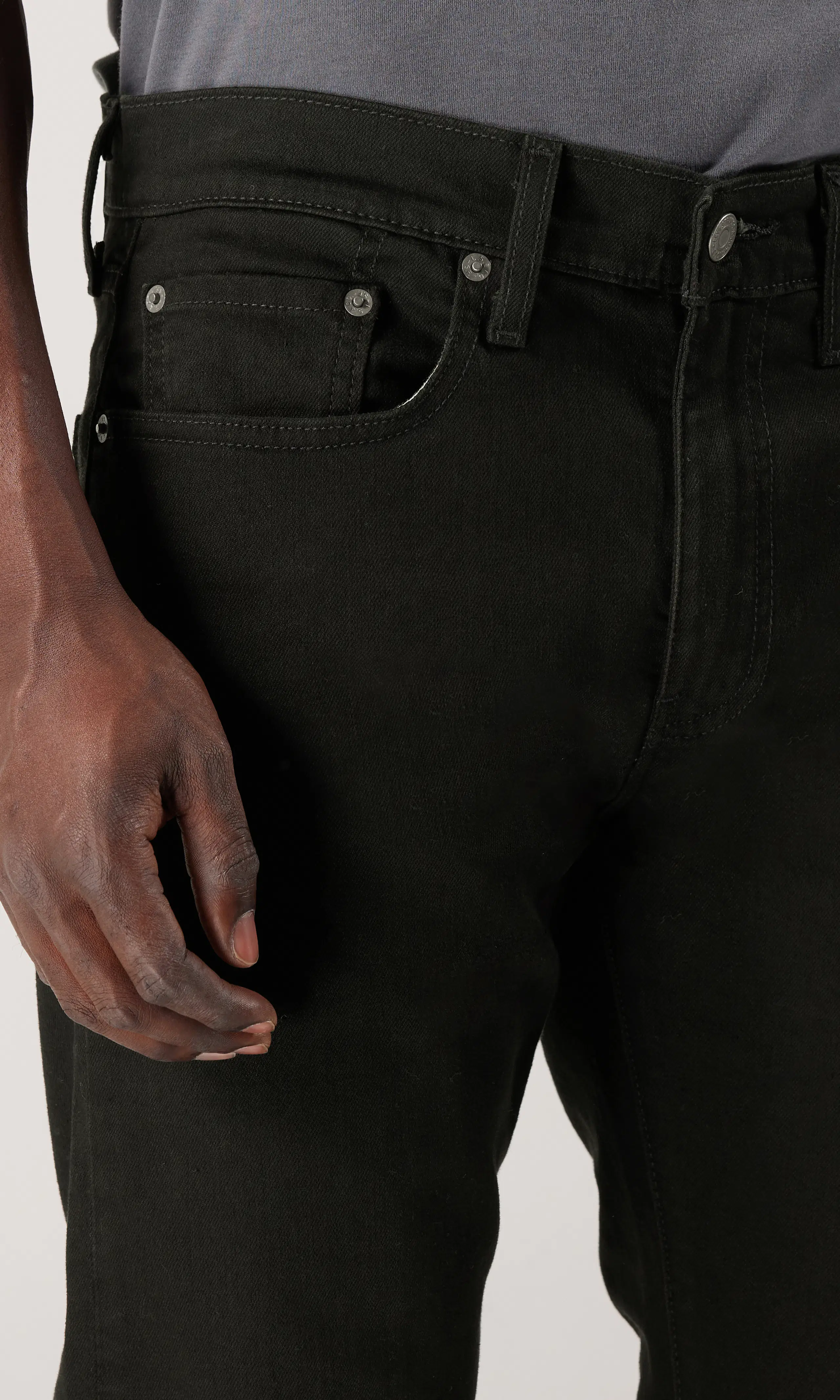 502™ Tapered Mustat Farkut. Detail 2. Model.