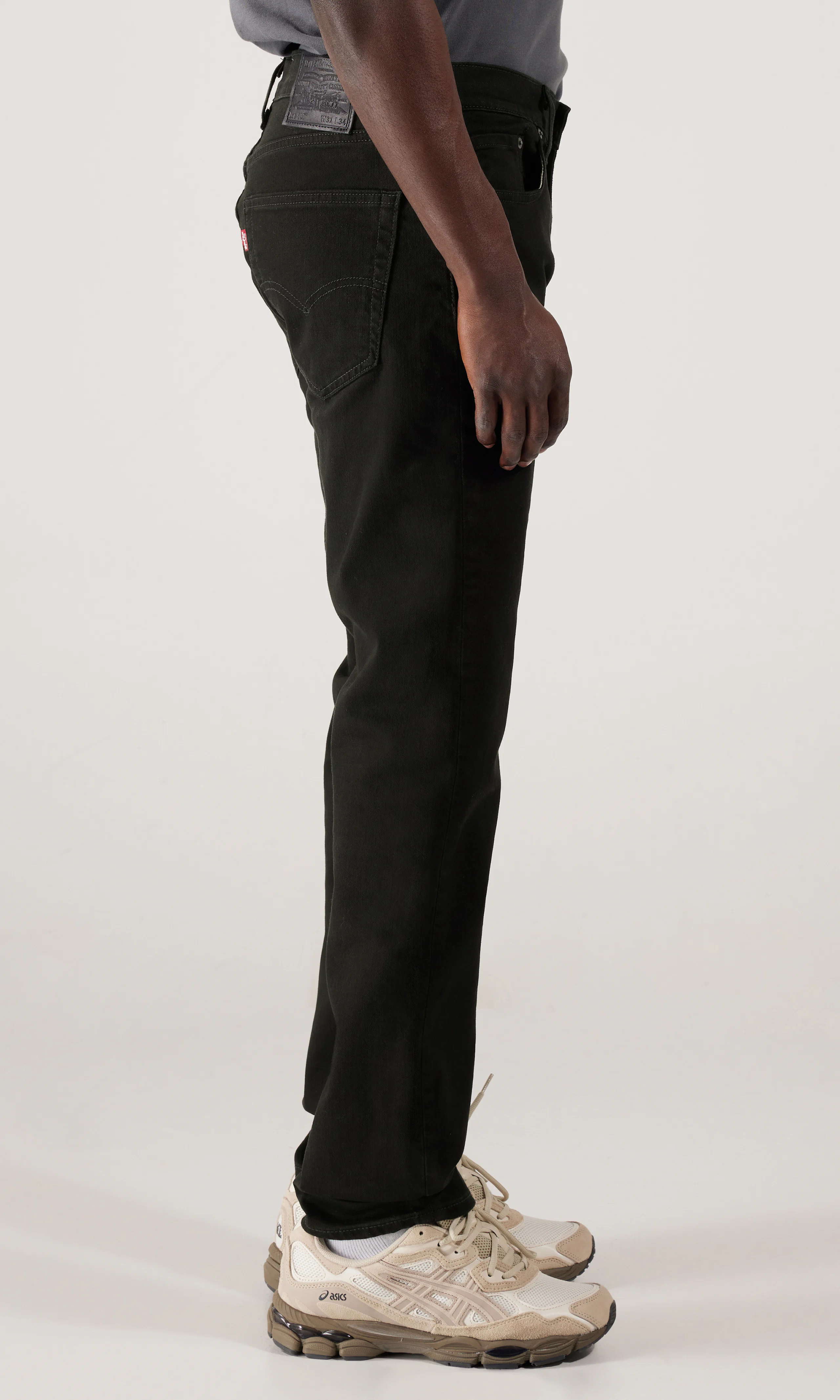 502™ Tapered Mustat Farkut. Front 2. Model.