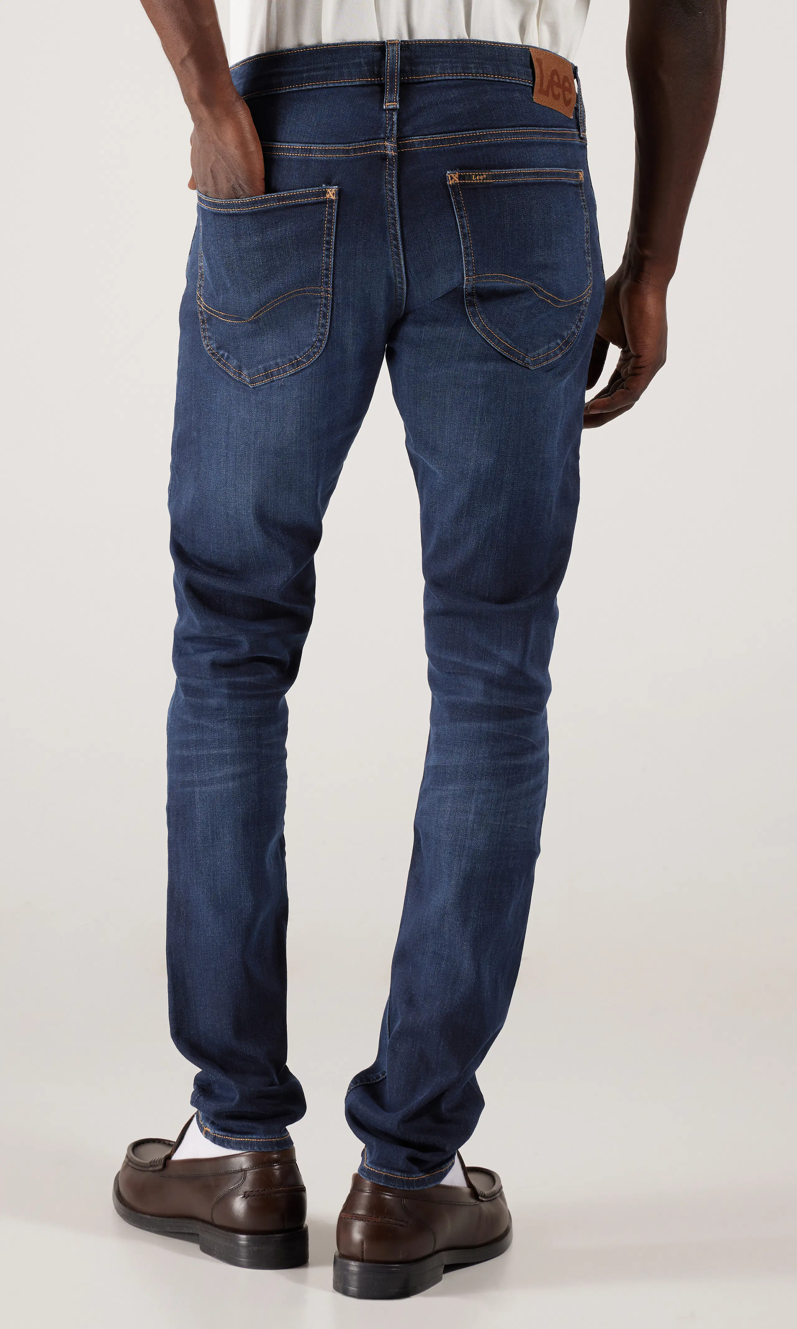 Luke Mörkblå Jeans. Back. Model.