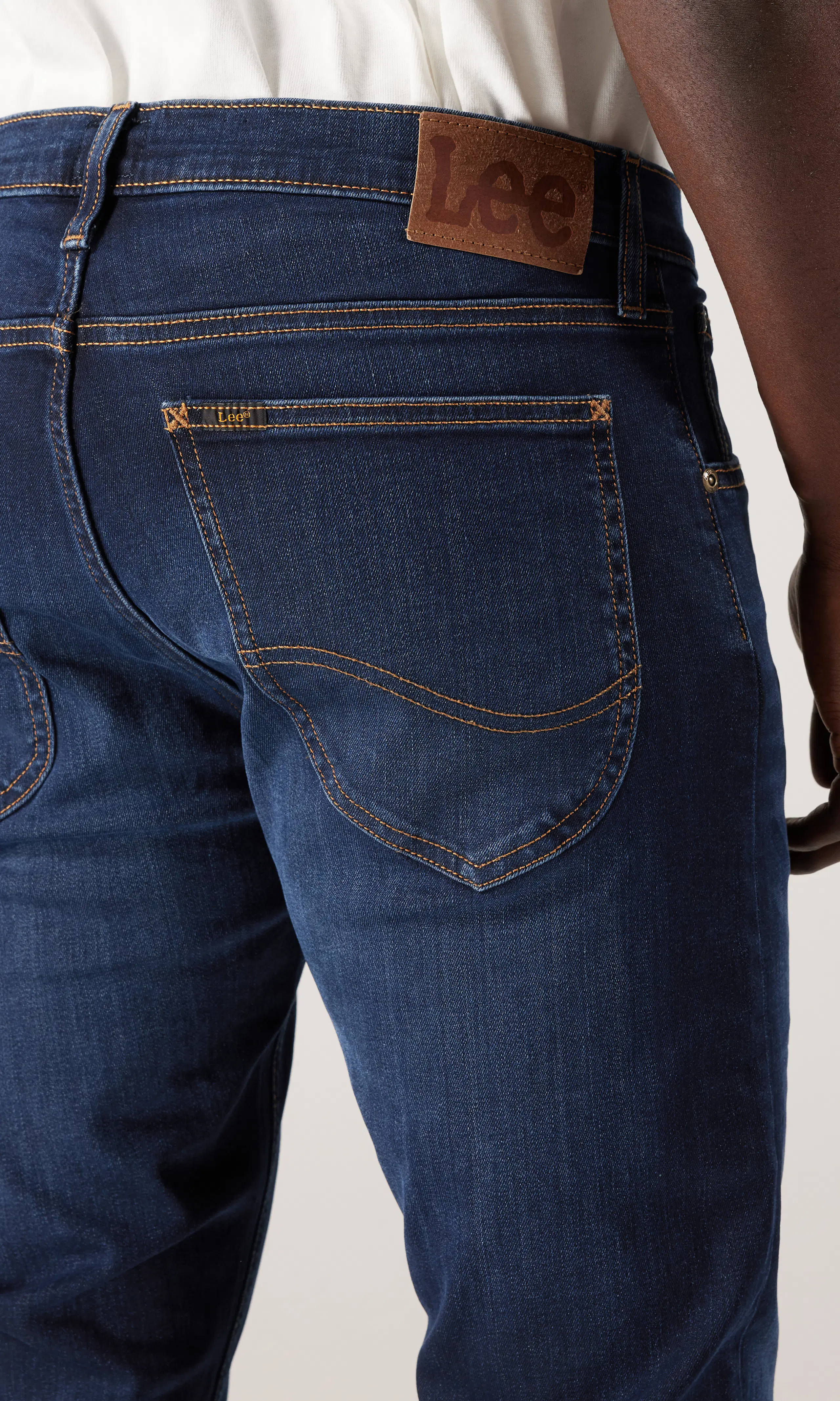 Luke Mörkblå Jeans. Detail 1. Model.