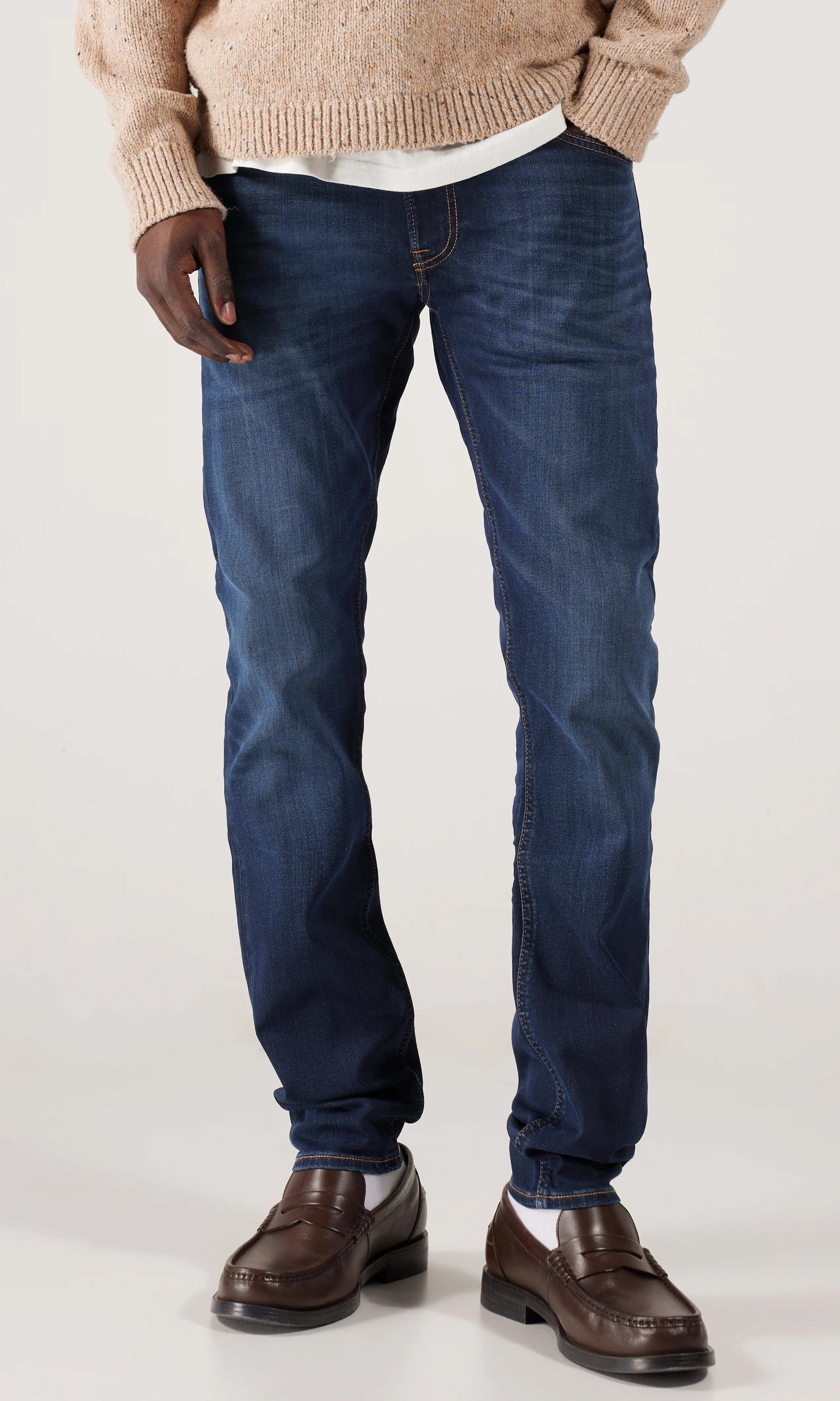 Luke Mörkblå Jeans. Front. Model.