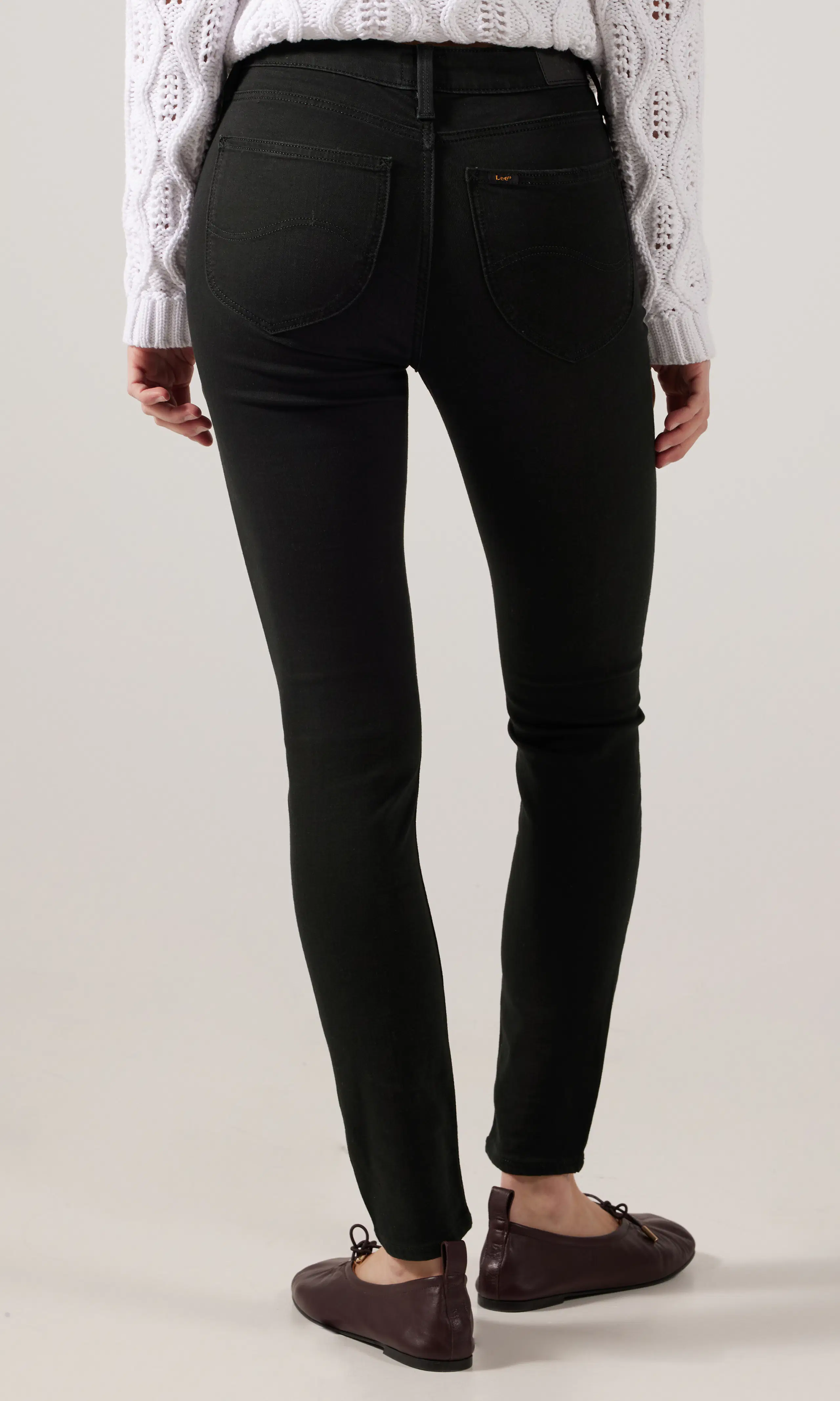 Scarlett High Rise Mustat Farkut. Back. Model.