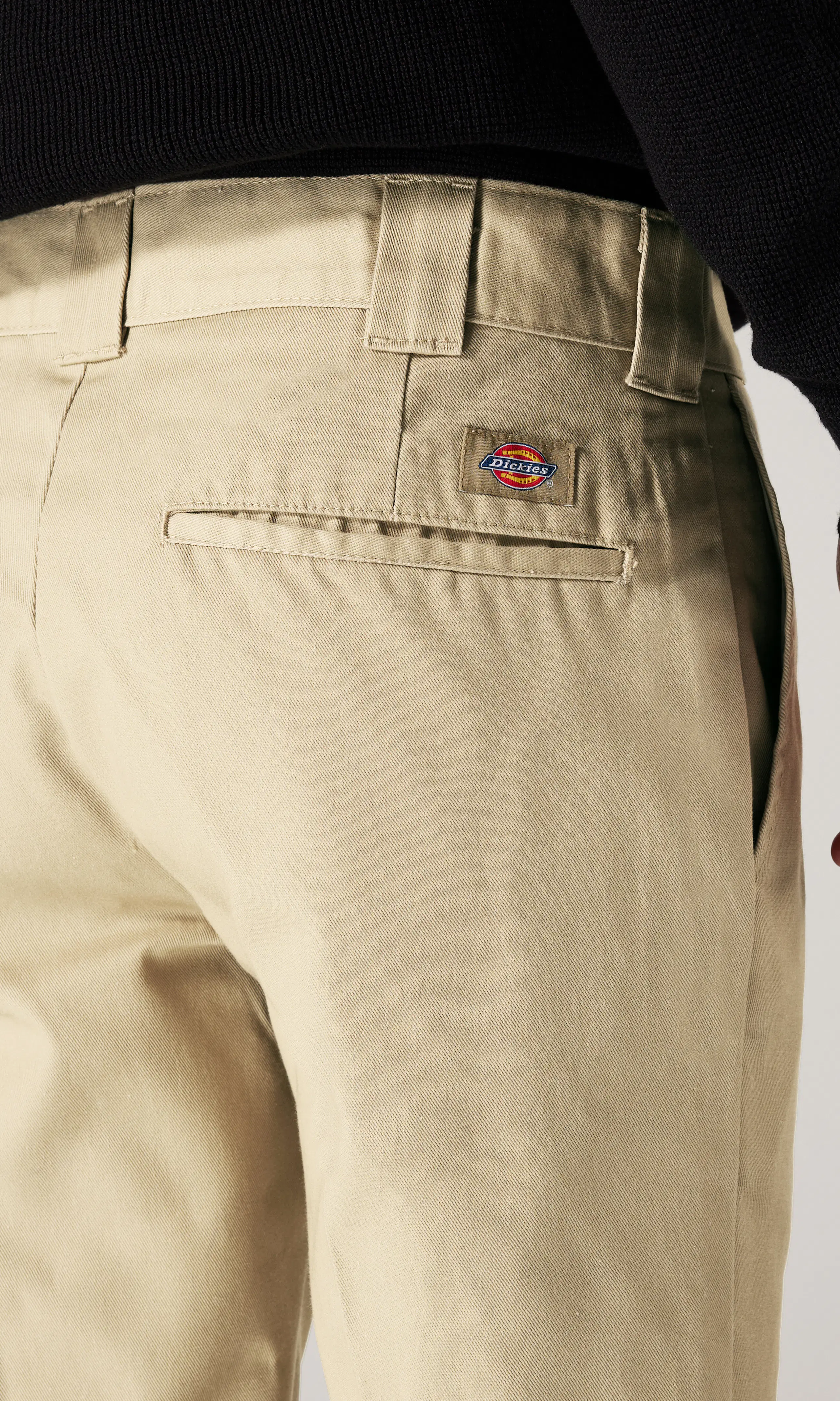 872 Slim Fit Work Khaki Byxa. Detail 1. Model.