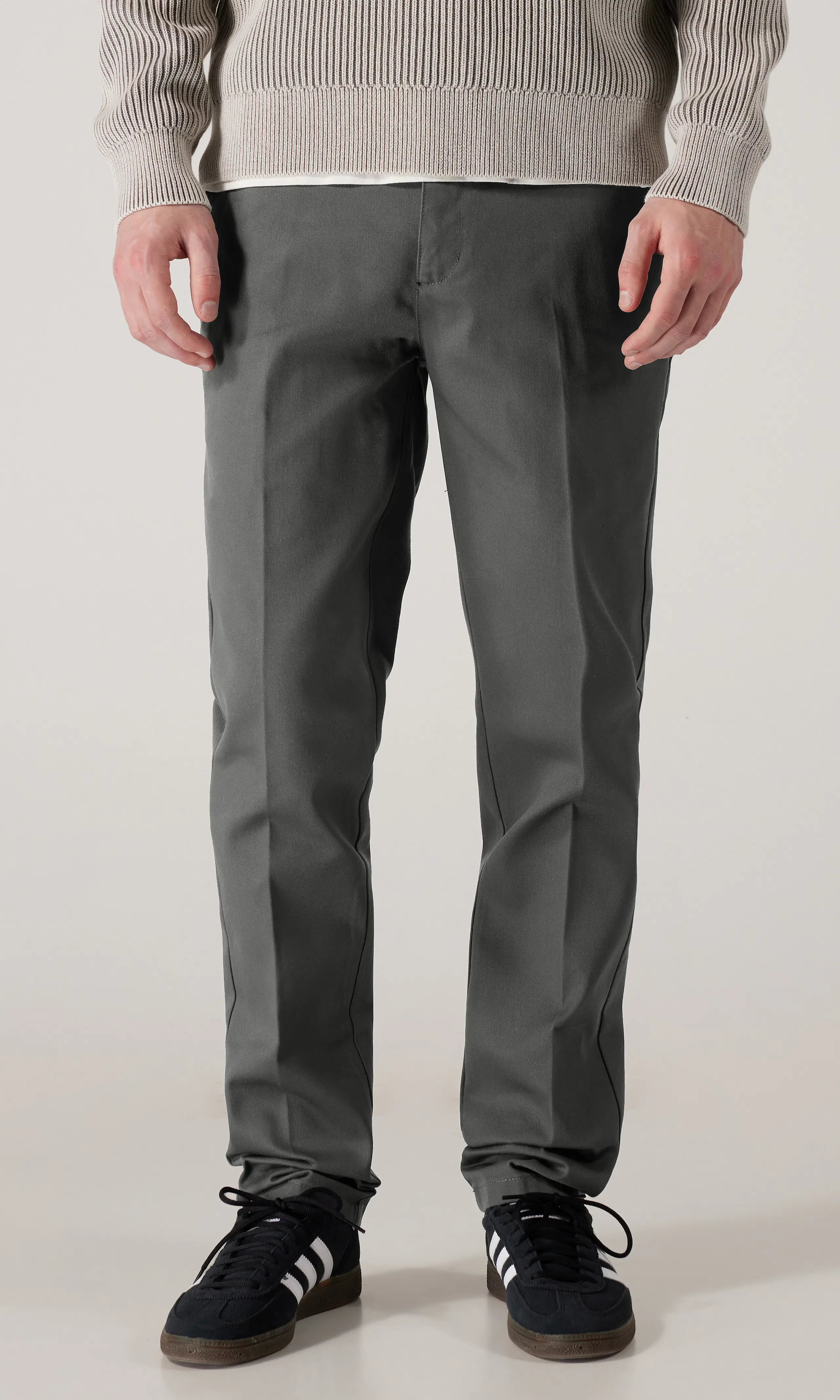 872 Slim Fit Work Grå Byxa. Front. Model.