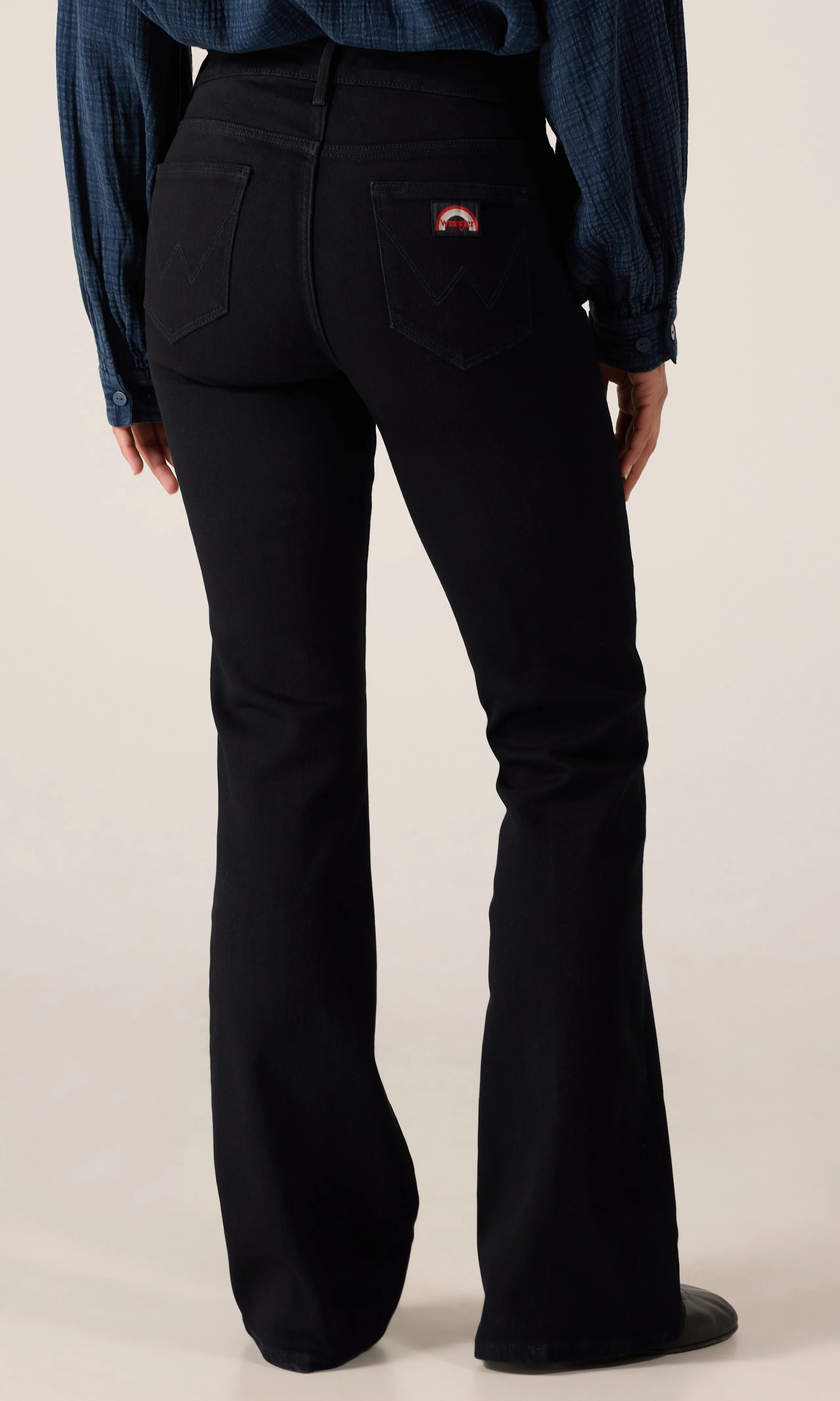 Flare Svarta Jeans. Back. Model.
