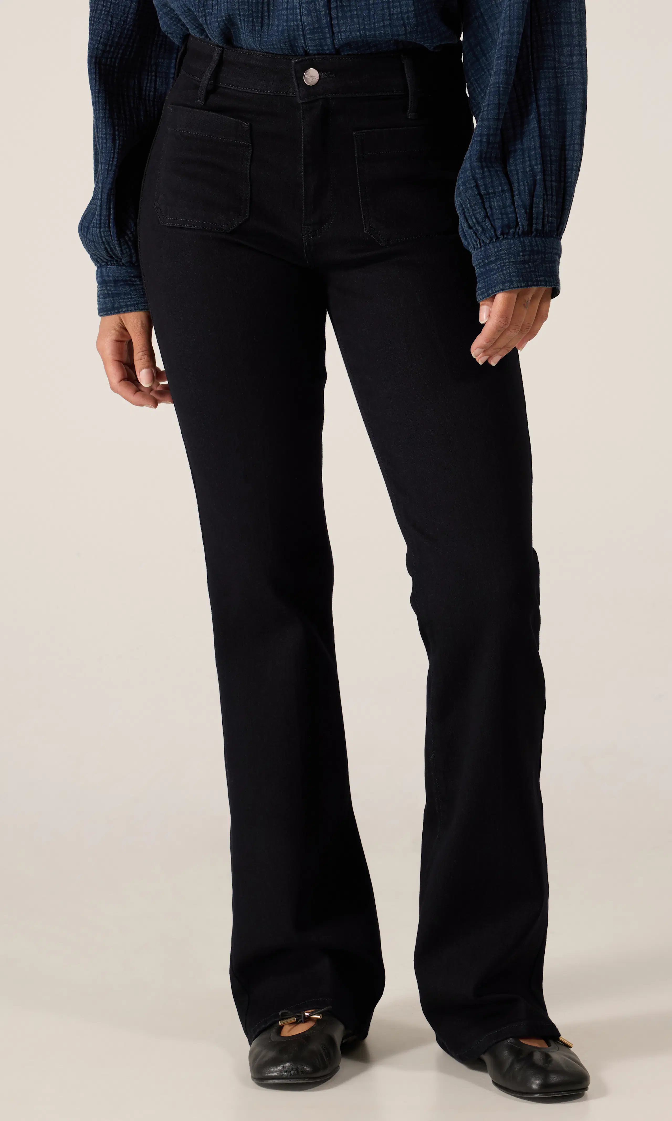 Flare Svarta Jeans. Front. Model.