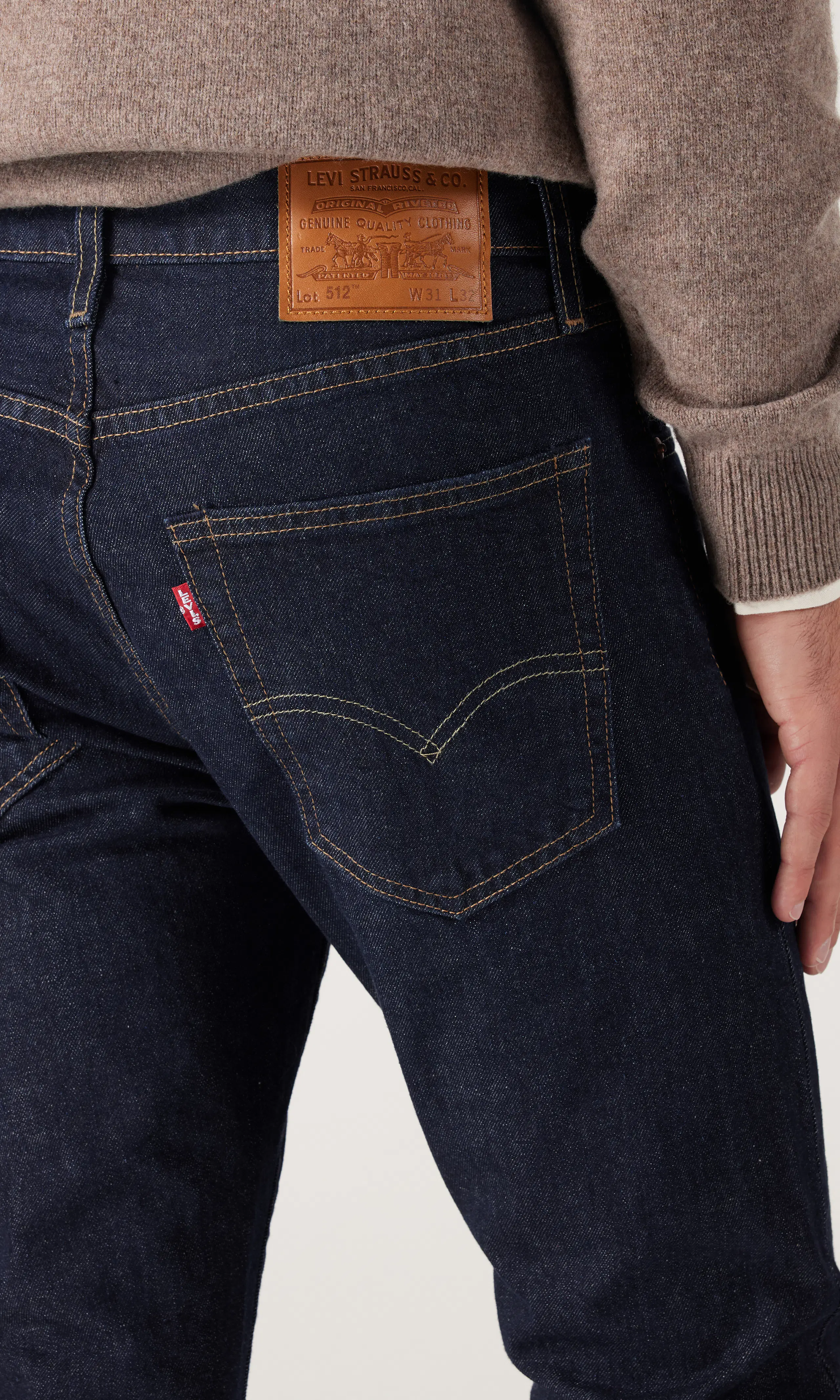 512™ Slim Tapered Tummansiniset Farkut. Detail 1. Model.