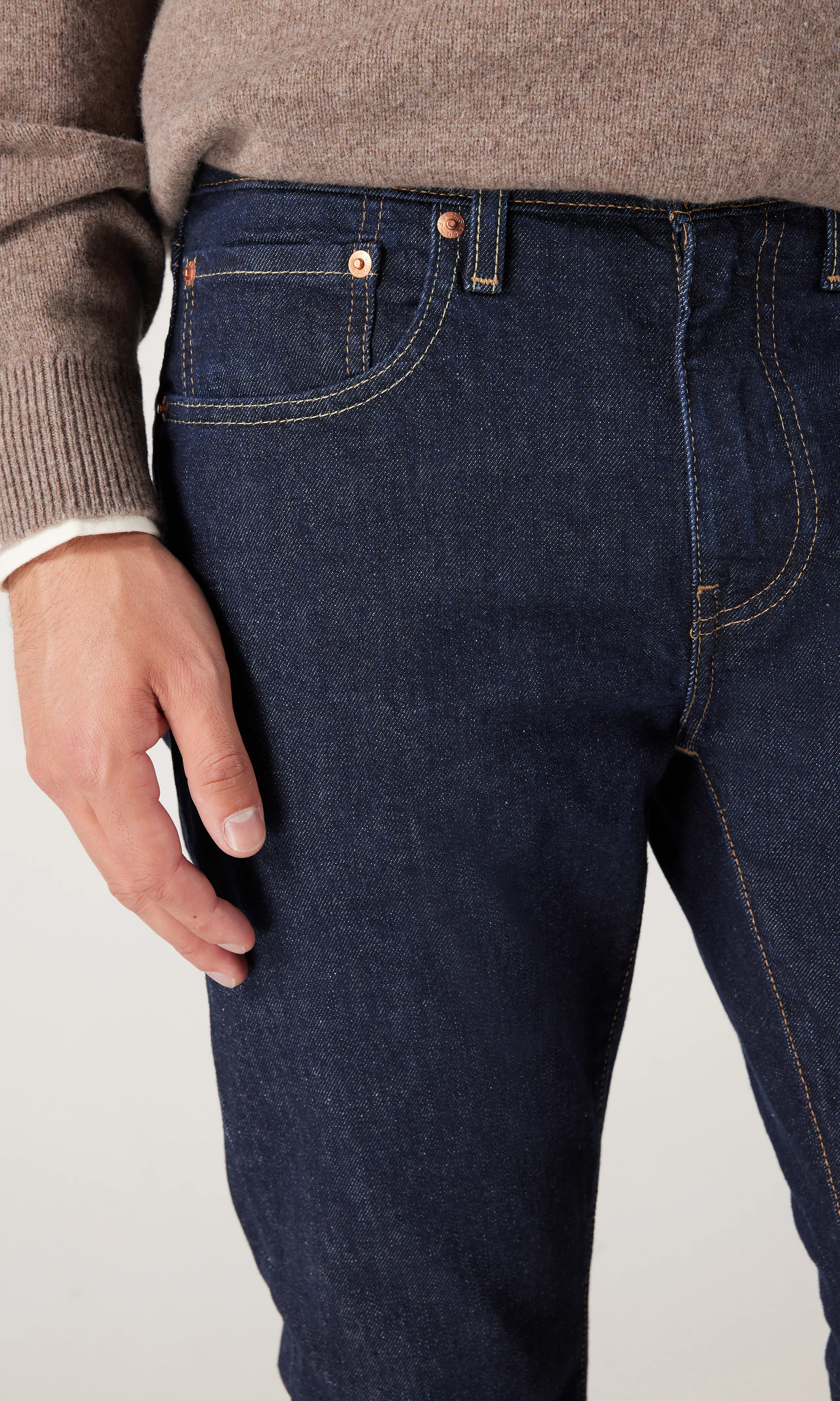 512™ Slim Tapered Tummansiniset Farkut. Detail 2. Model.