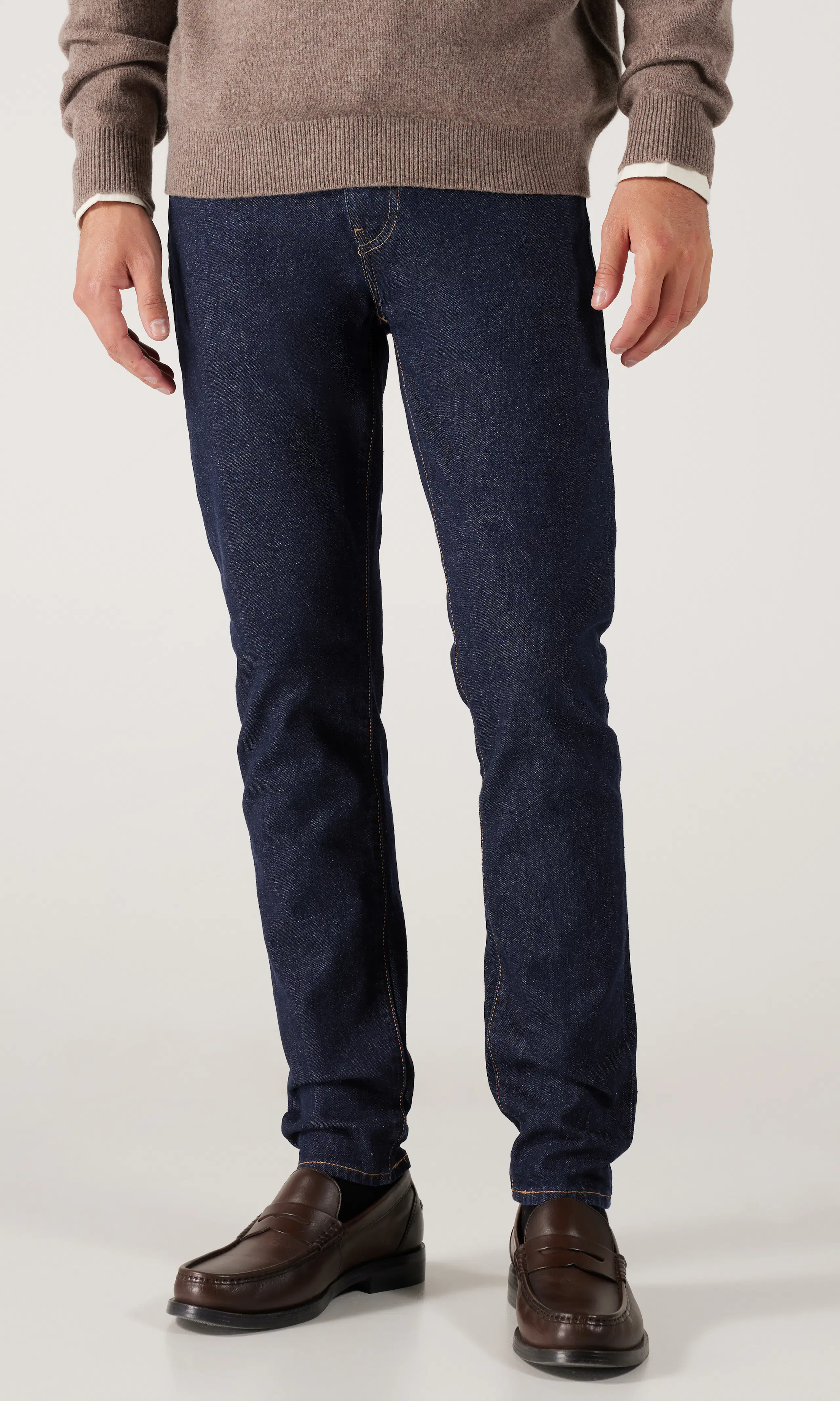 512™ Slim Tapered Tummansiniset Farkut. Front. Model.