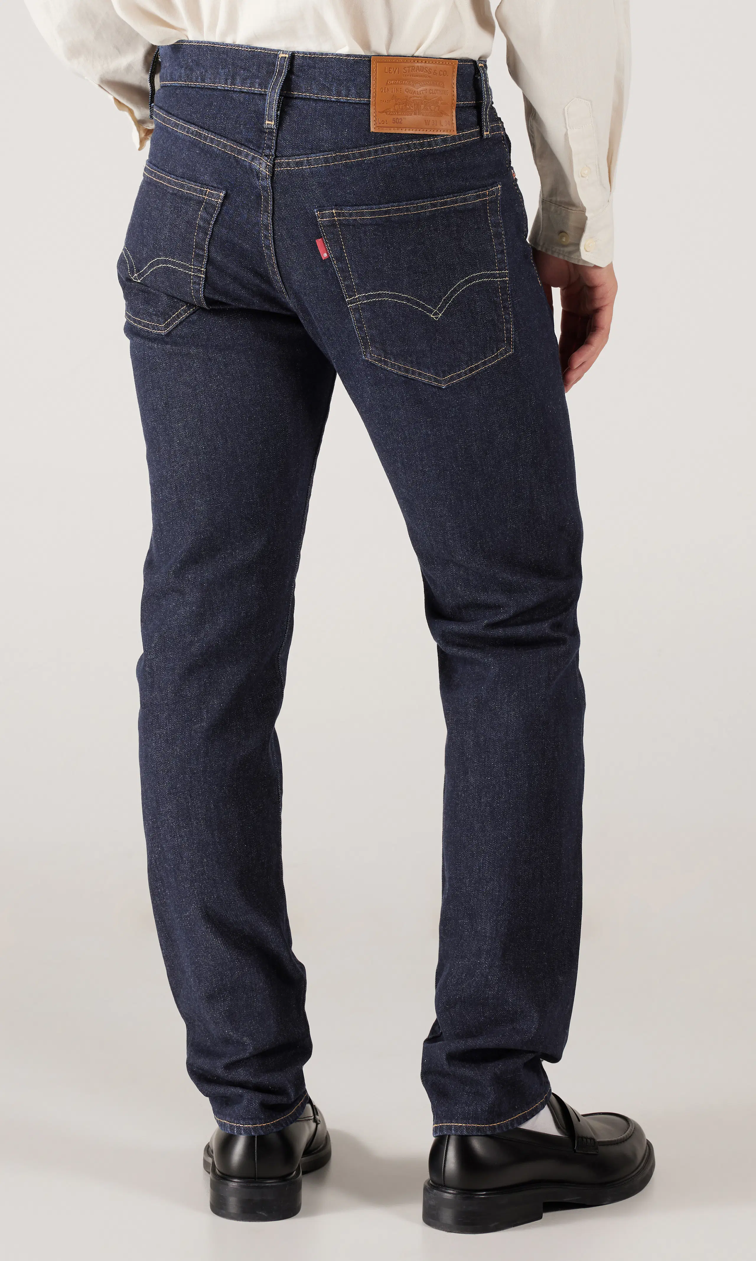 502™ Tapered Mørk Blå Jeans. Back. Model.