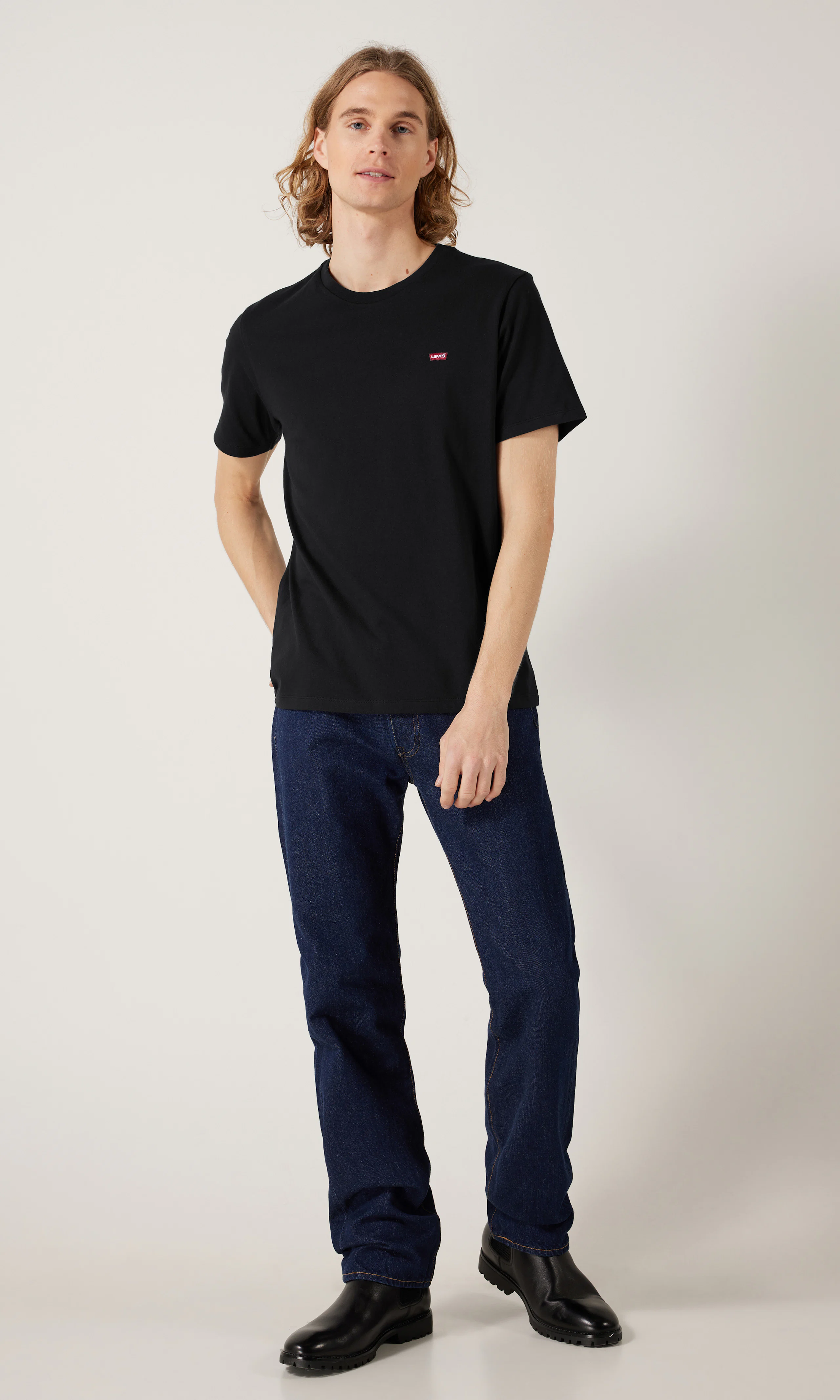 Original Housemark Tee Musta T-Paita. Front 1. Model.