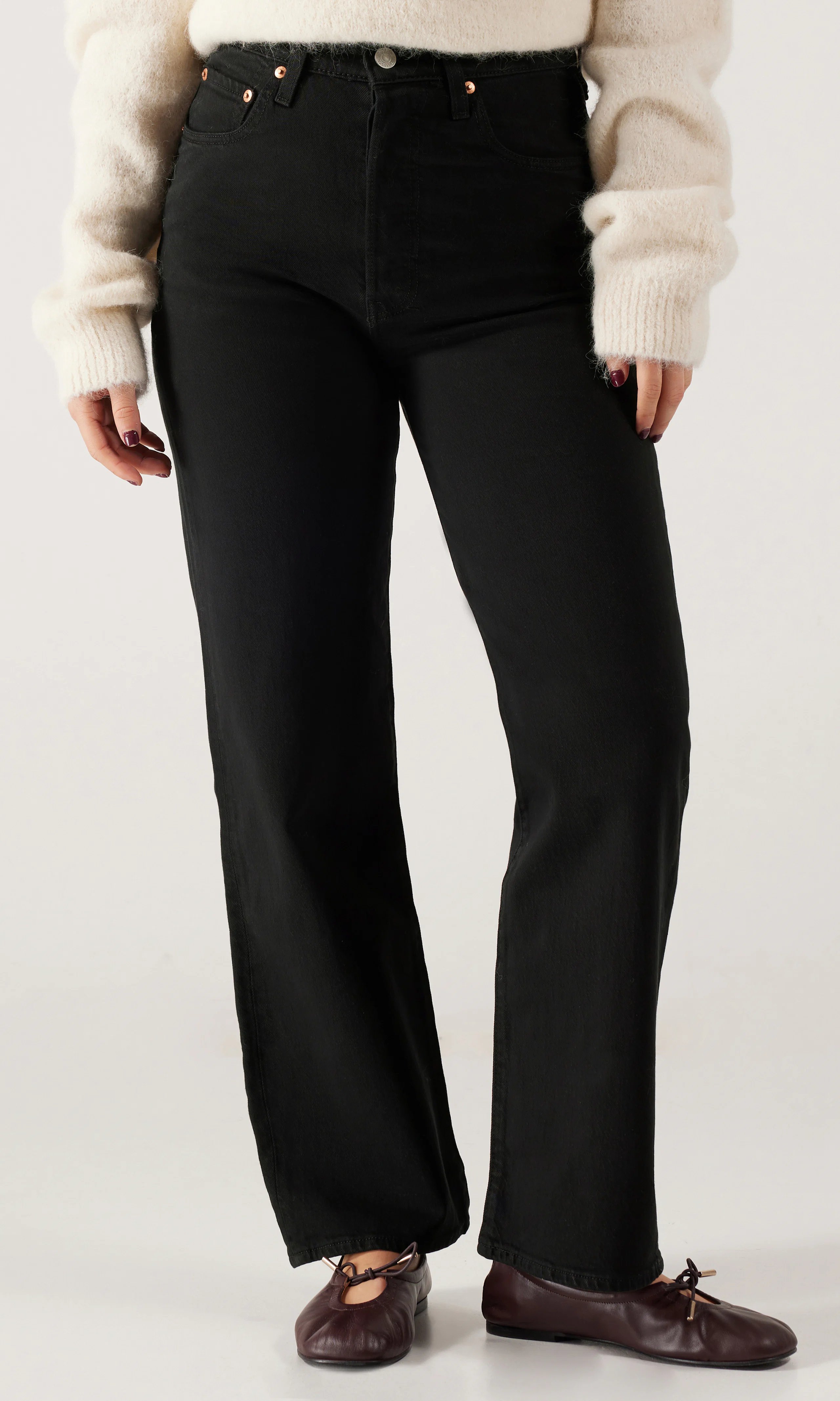 Ribcage Straight Ankle Svarta Jeans. Front. Model.