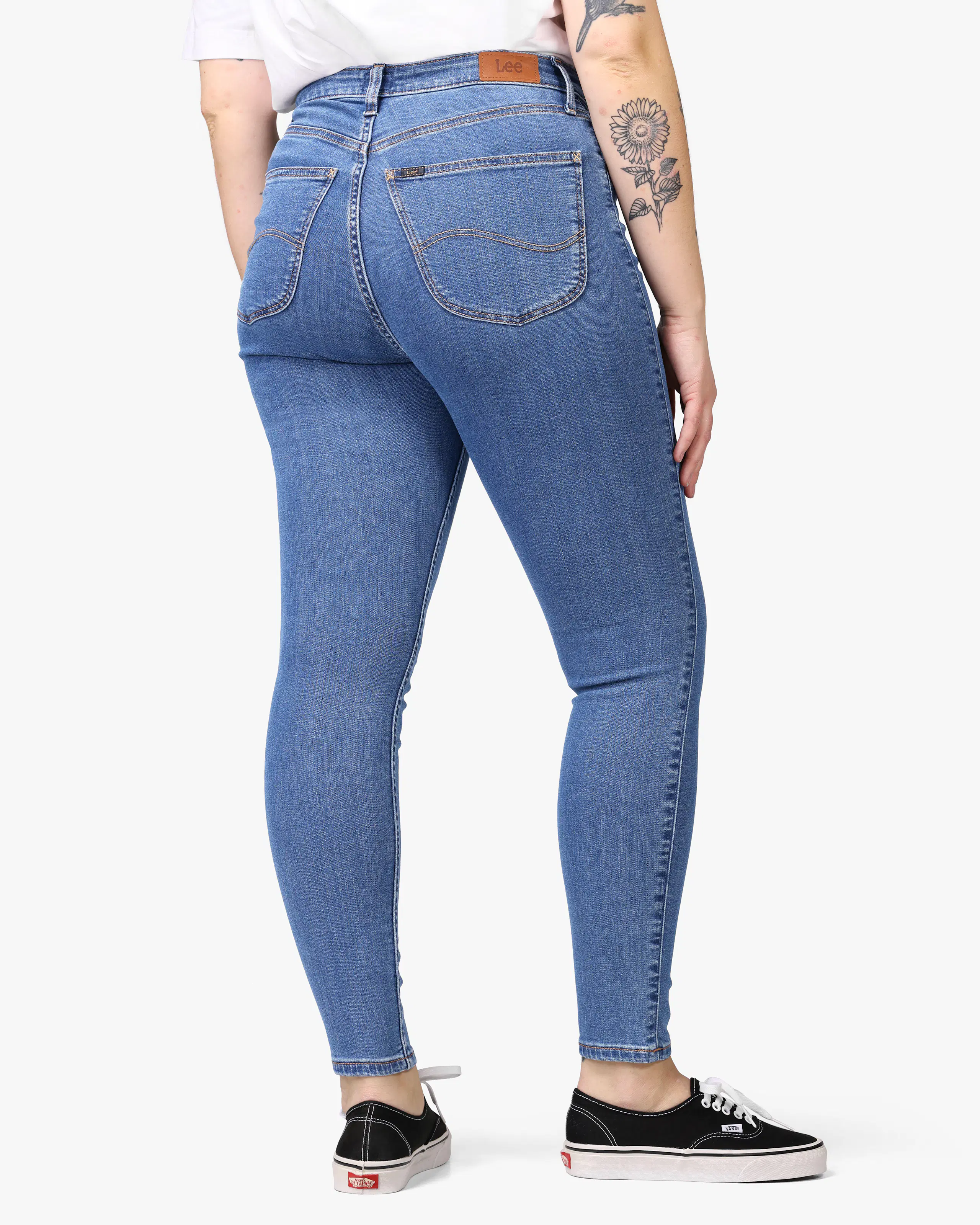 Ivy Medium Blå Jeans. Detail 5. Model.
