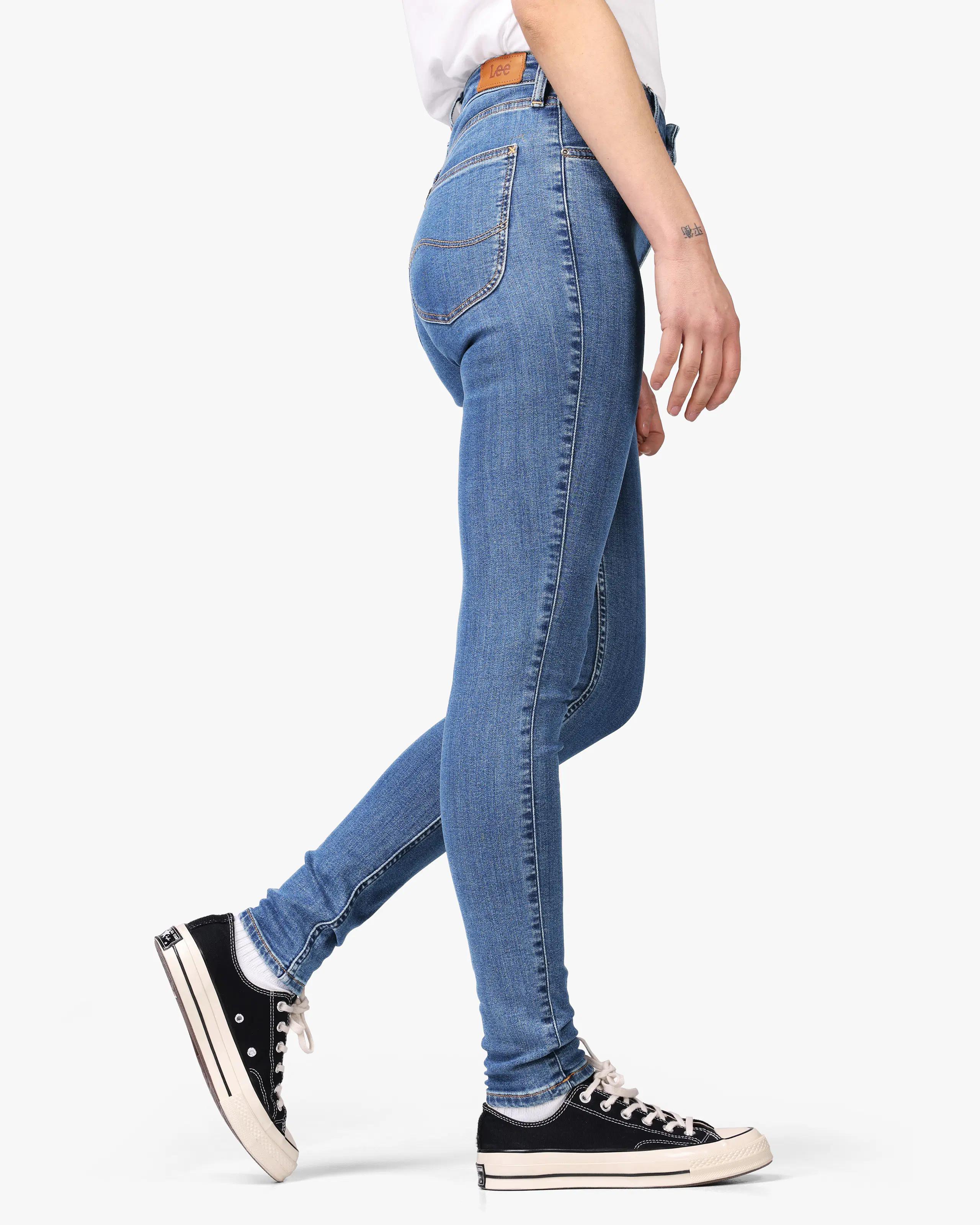 Ivy Medium Blå Jeans. Front 2. Model.