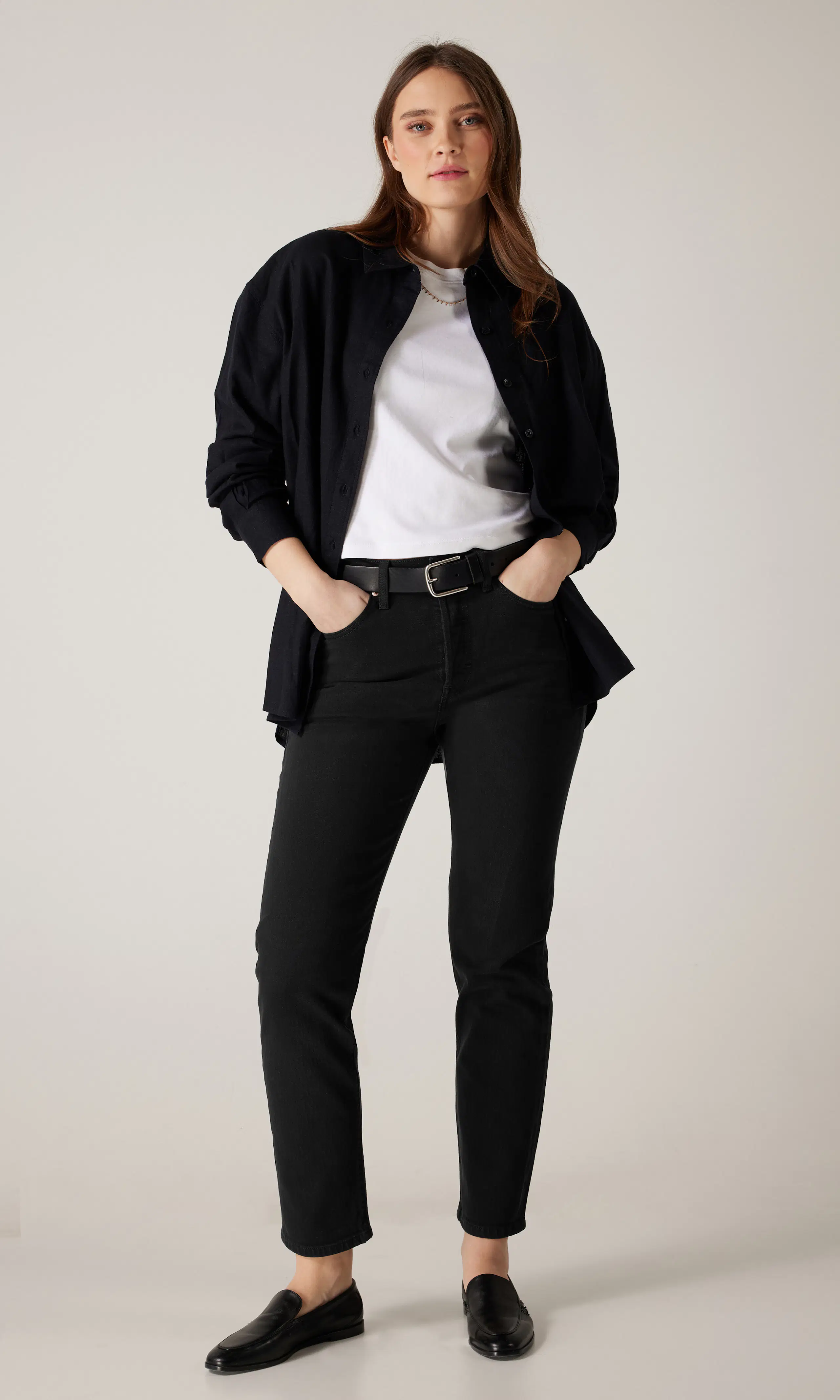 501® Crop Svarta Jeans. Front. Model.