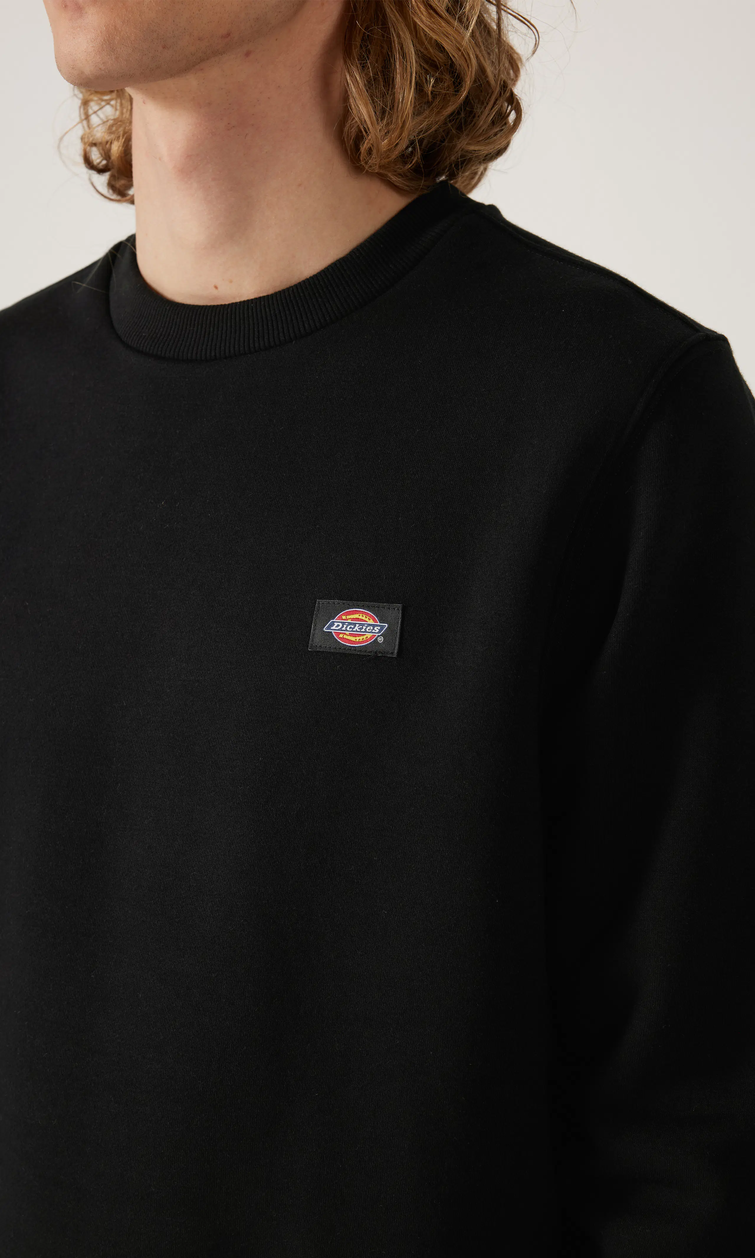 Oakport Sweatshirt Svart Tröja. Detail 1. Model.