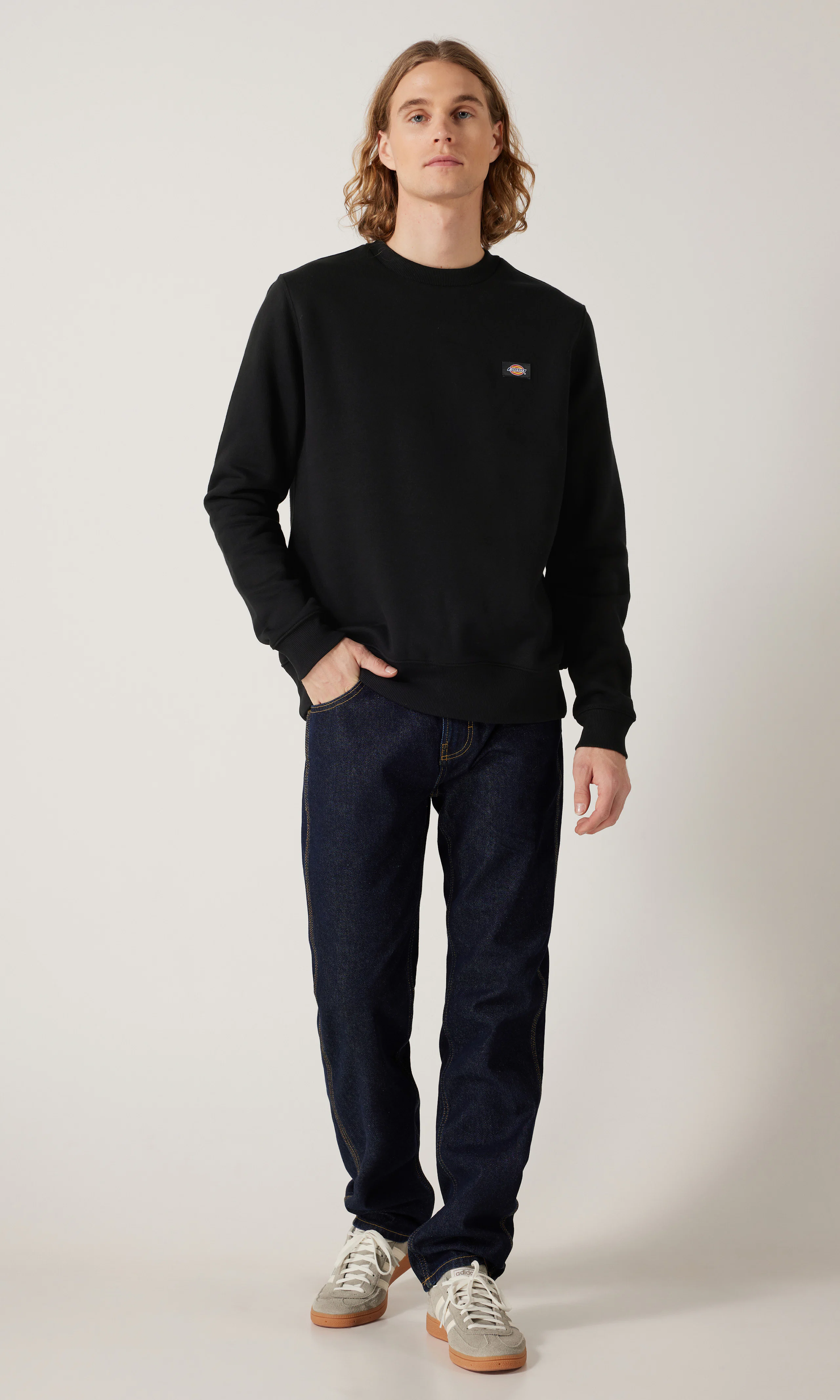 Oakport Sweatshirt Svart Tröja. Front 1. Model.
