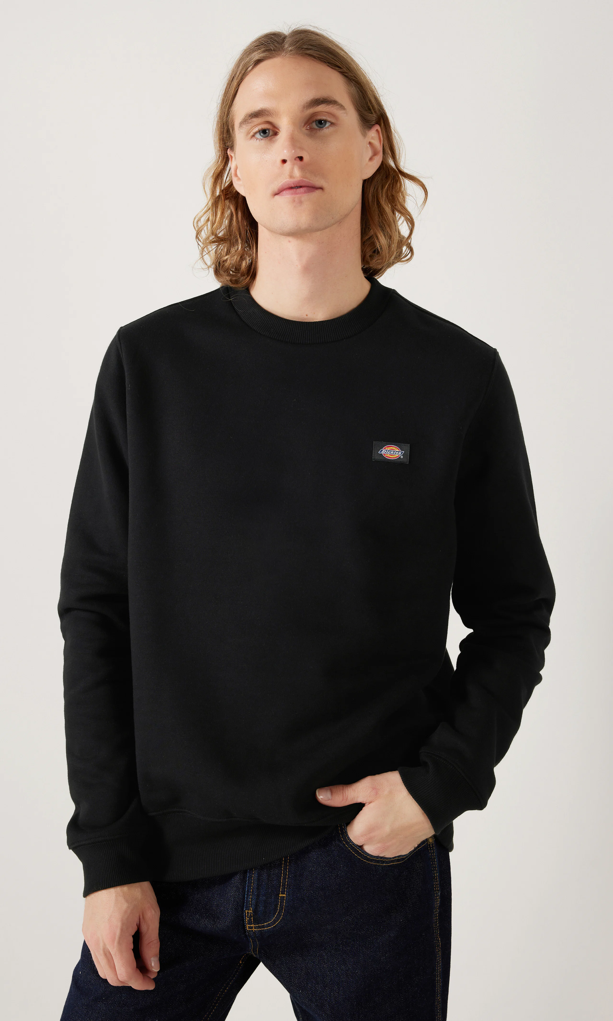 Oakport Sweatshirt Svart Tröja. Front. Model.