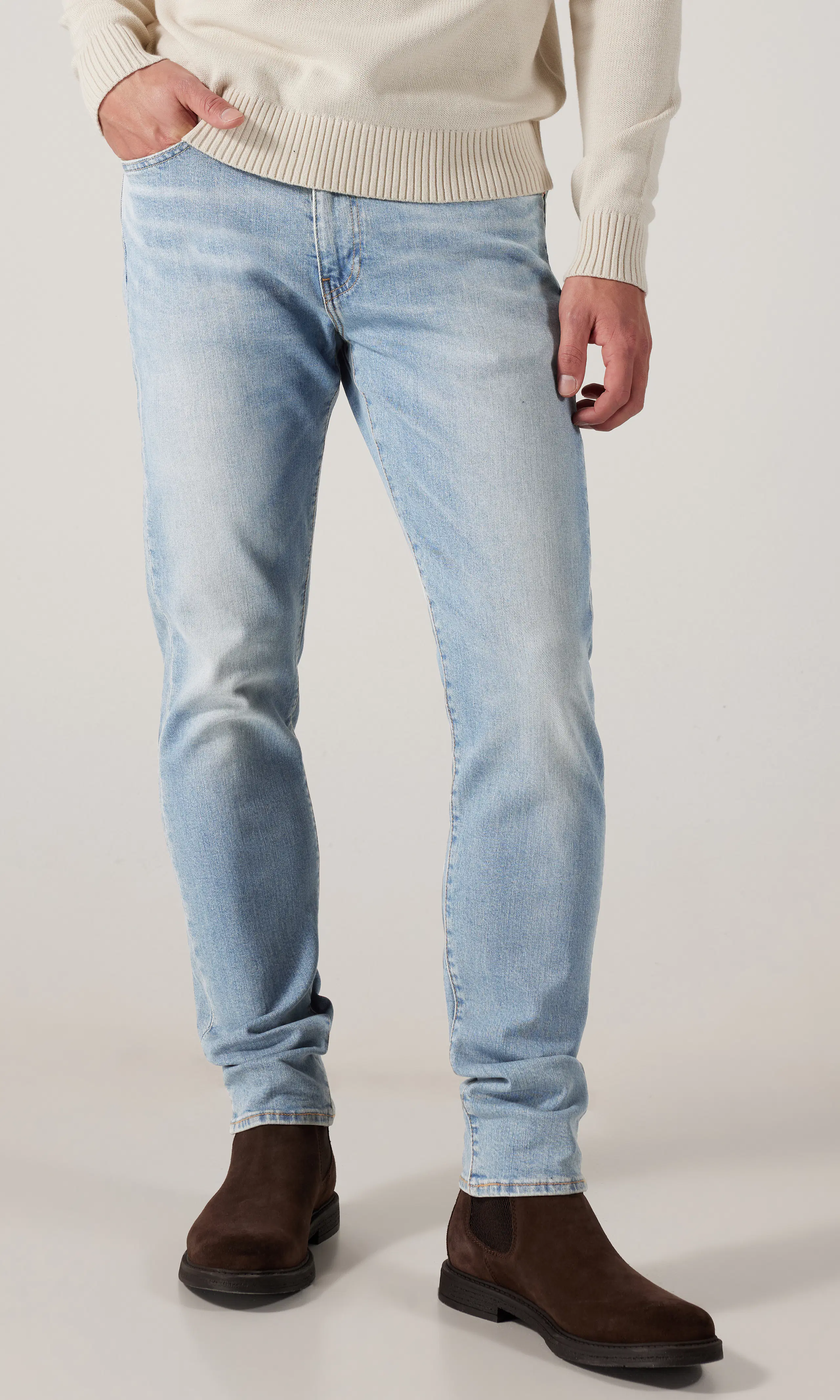 512™ Slim Tapered Medium Blå Jeans. Front. Model.
