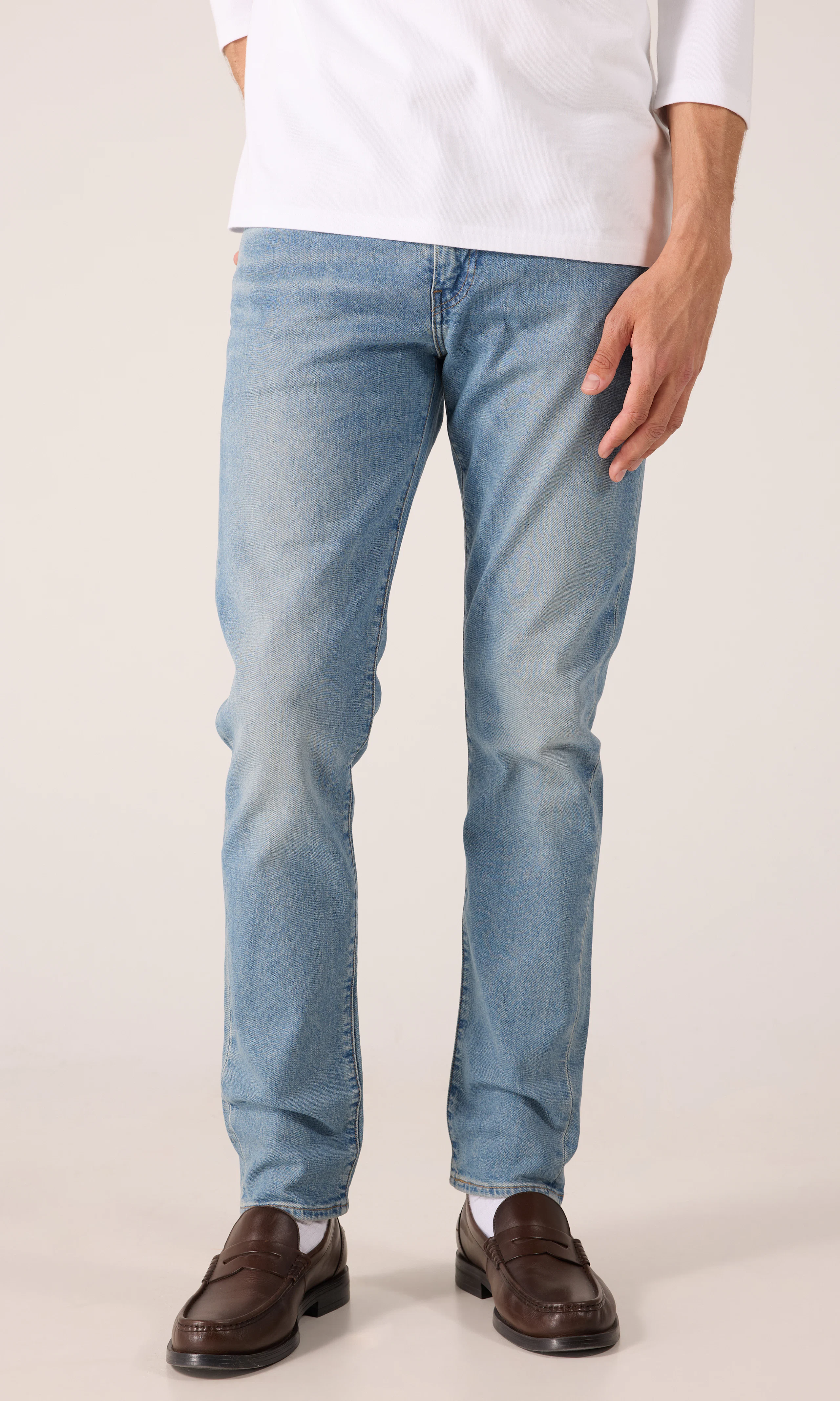 512™ Slim Tapered Medium Blå Jeans. Front. Model.