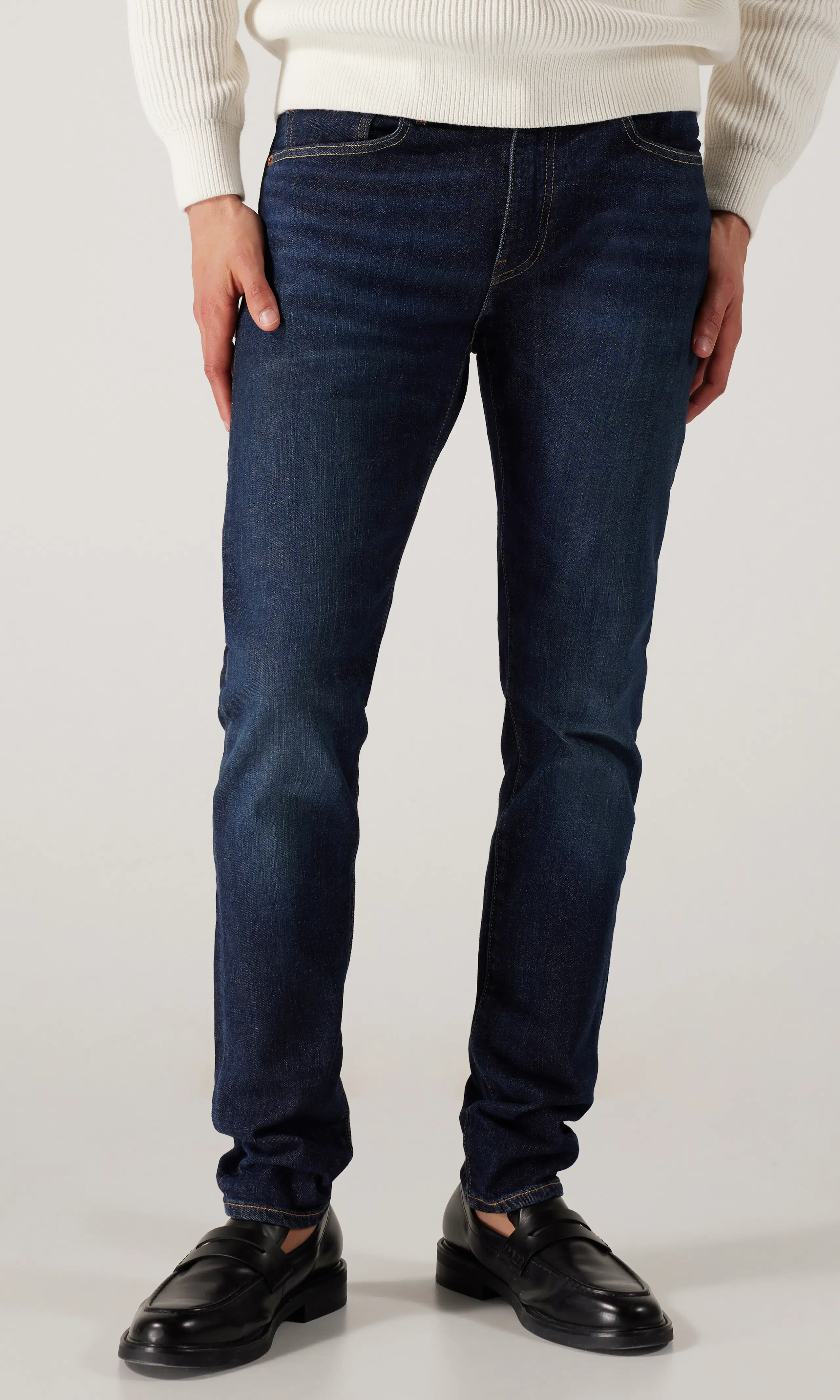 512™ Slim Tapered Tummansiniset Farkut. Front. Model.