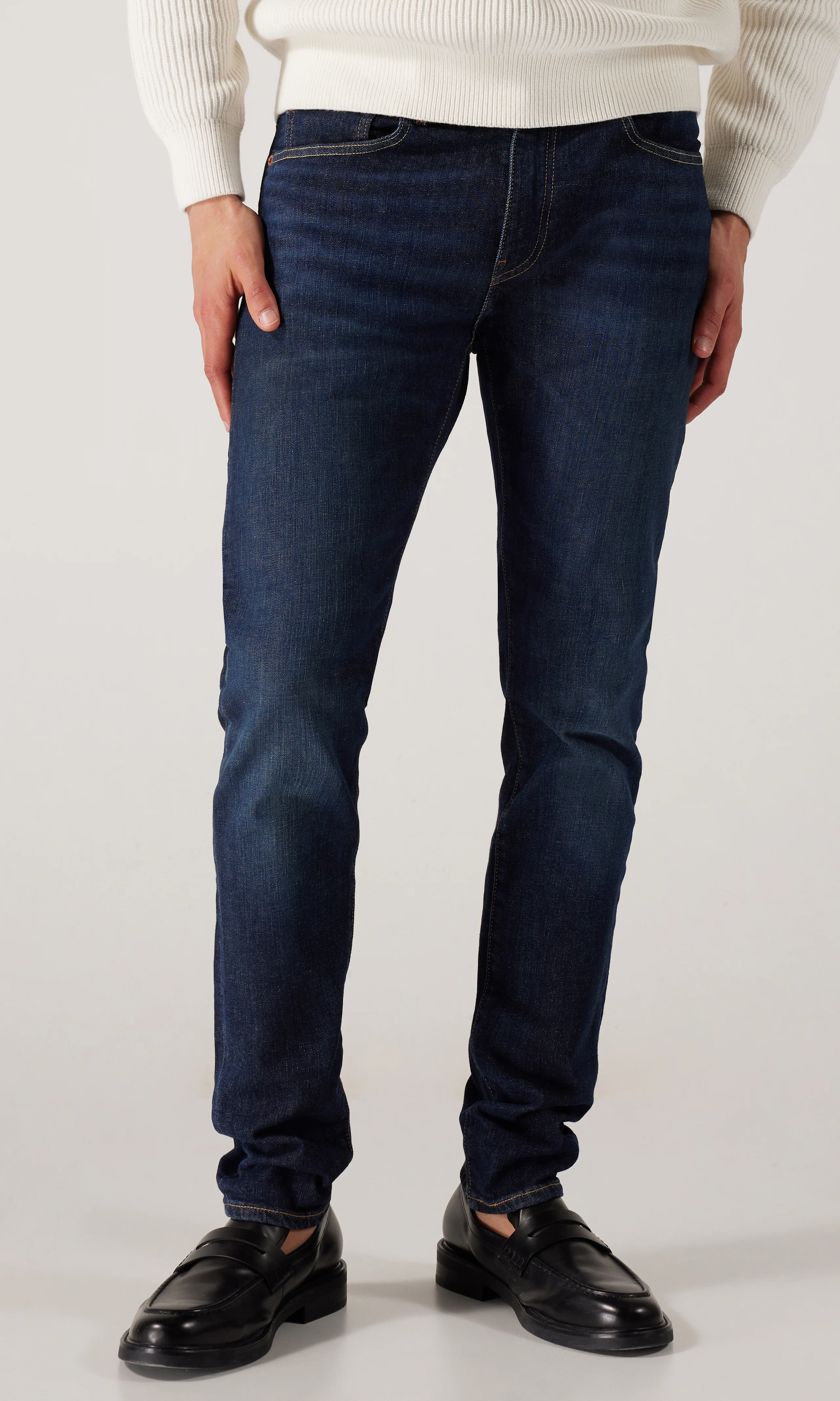 512™ Slim Tapered Tummansiniset Farkut. Front. Model.