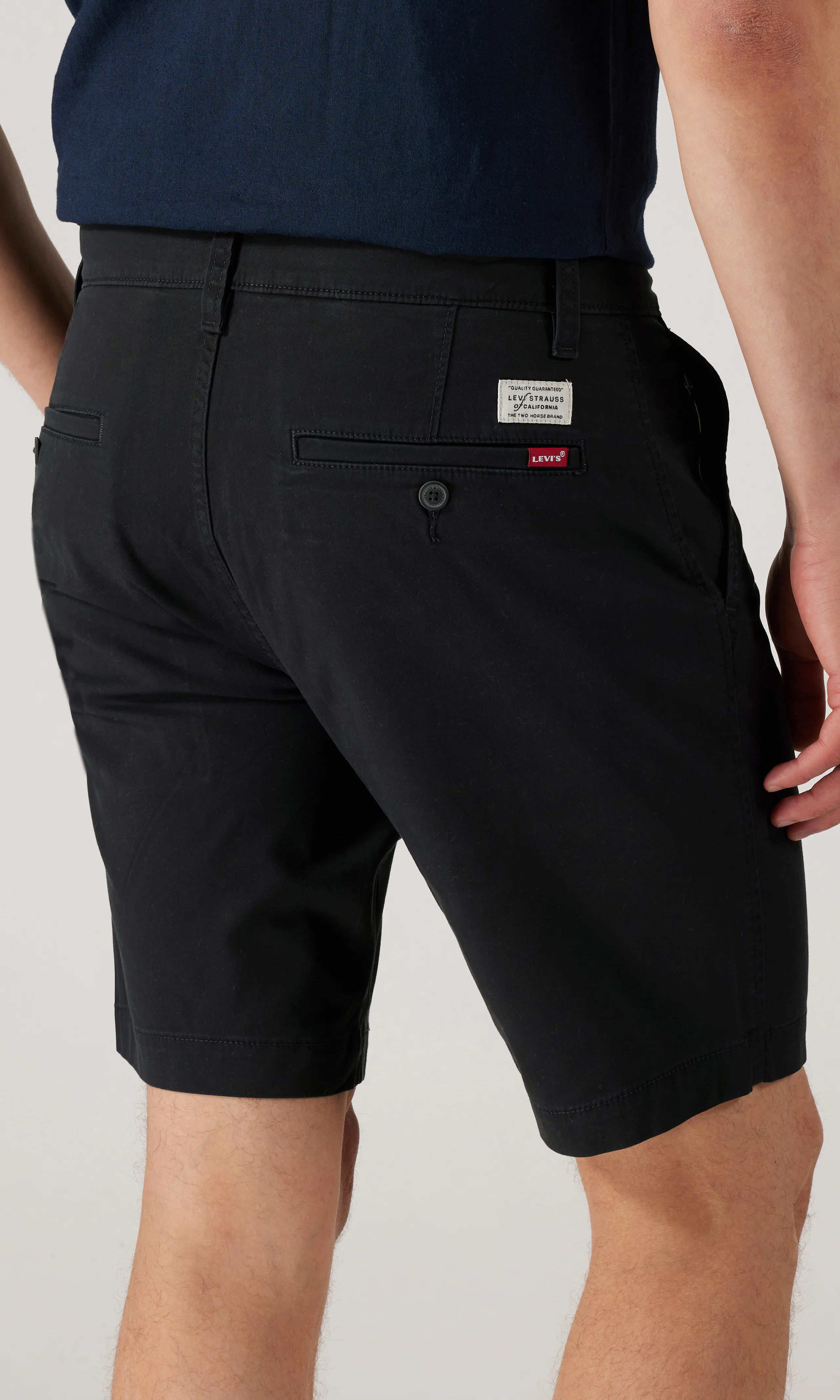 XX Chino Mustat Chinoshortsit. Back. Model.