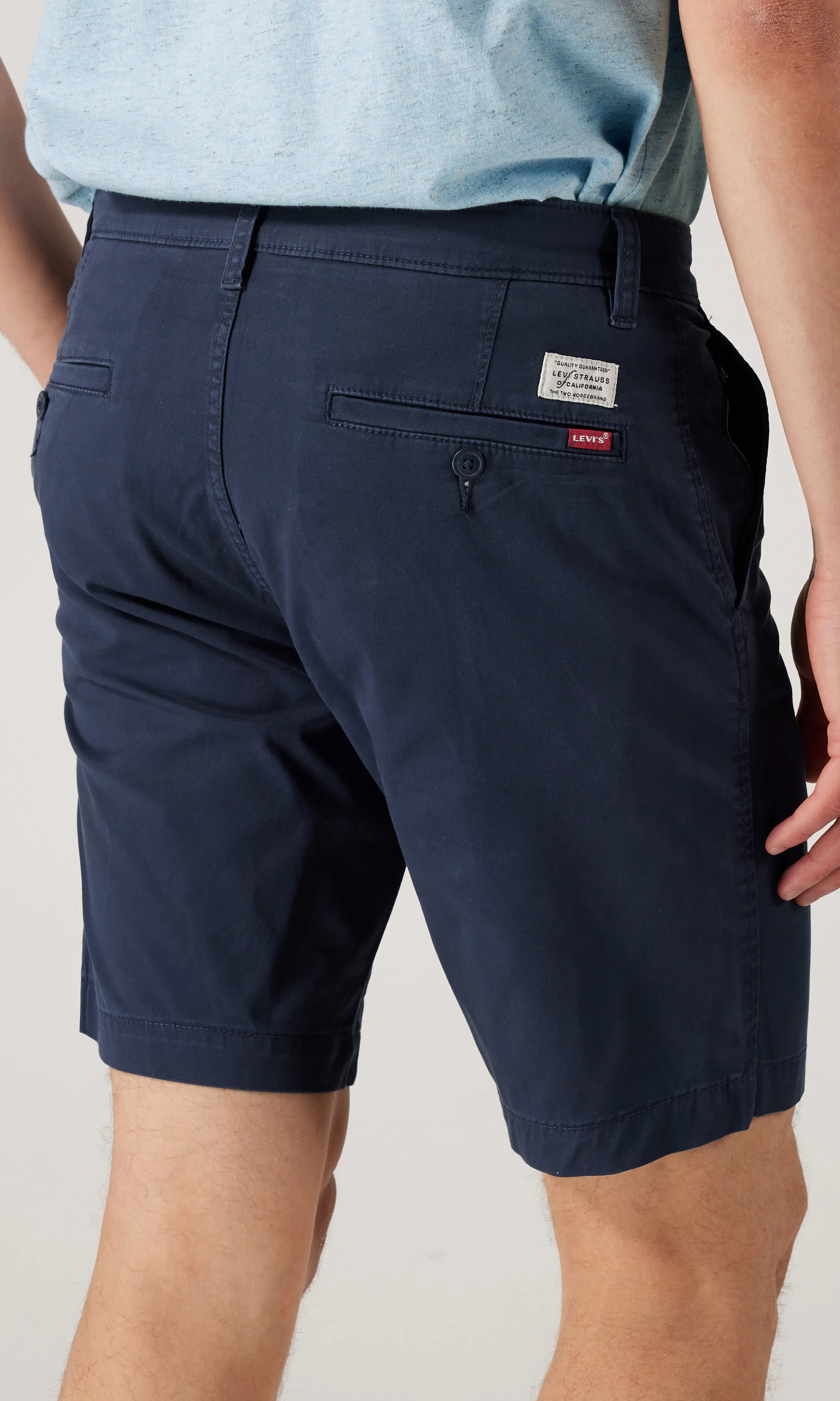 XX Chino Blå Shorts. Back. Model.