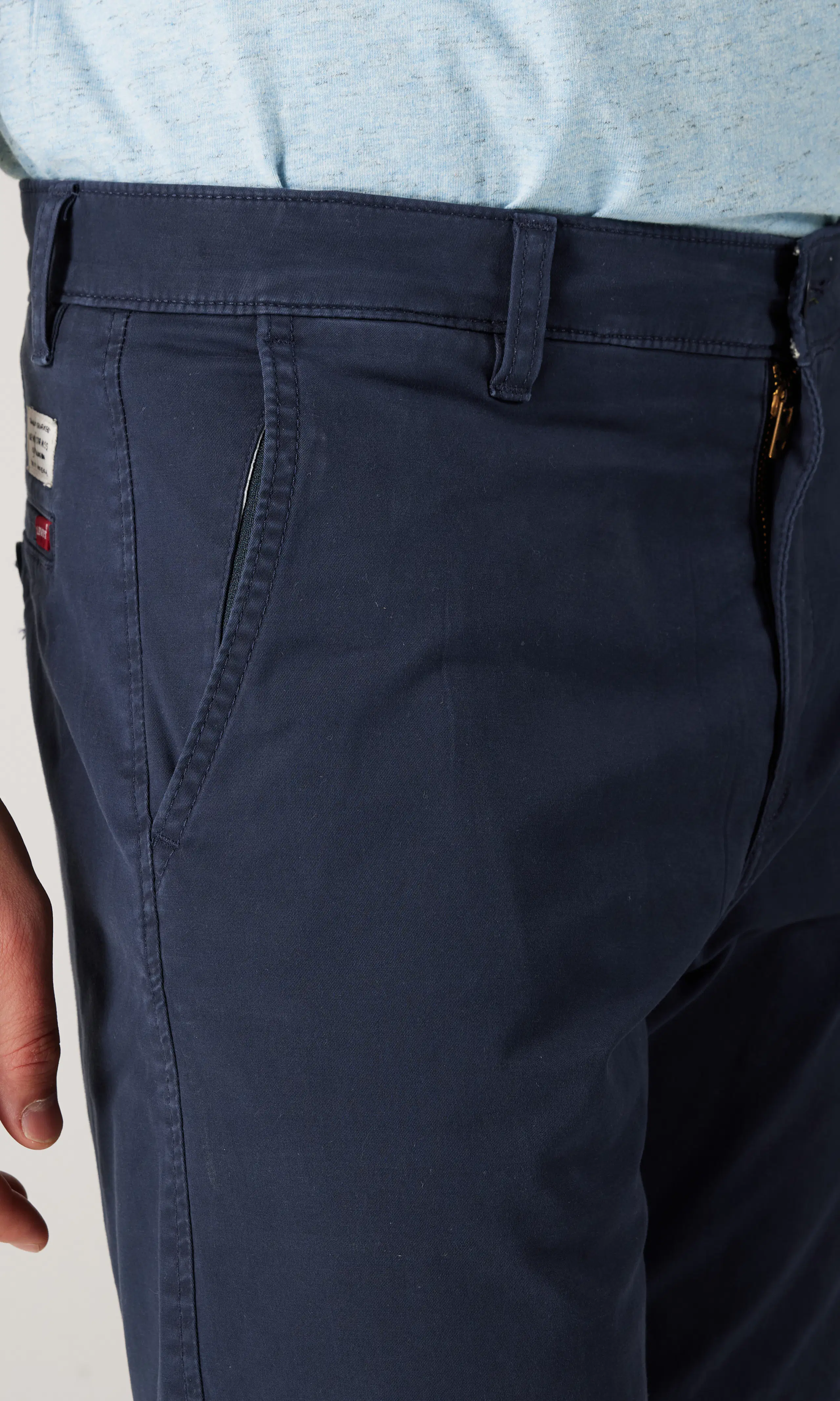 XX Chino Blå Shorts. Detail 1. Model.