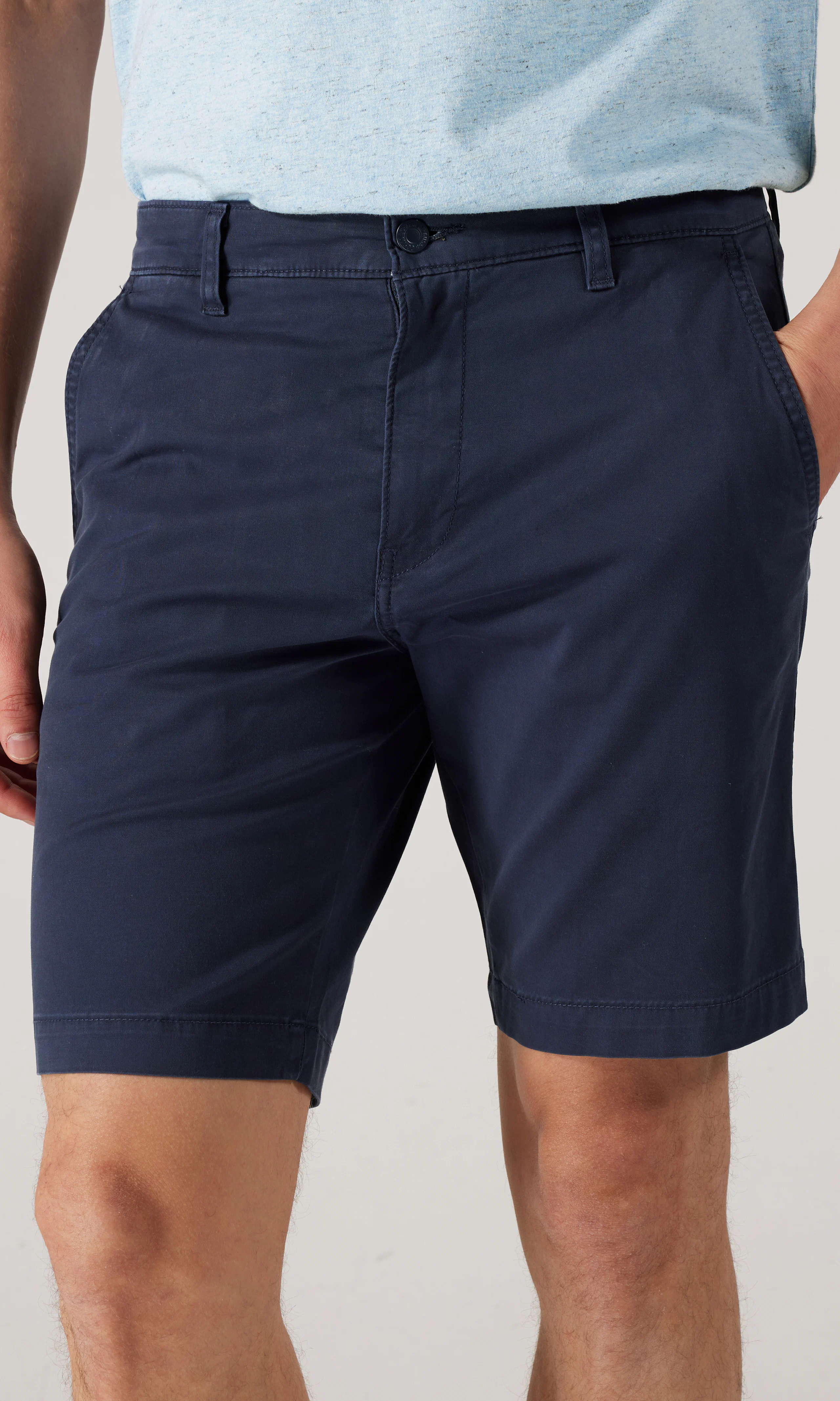 XX Chino Blå Shorts. Front. Model.