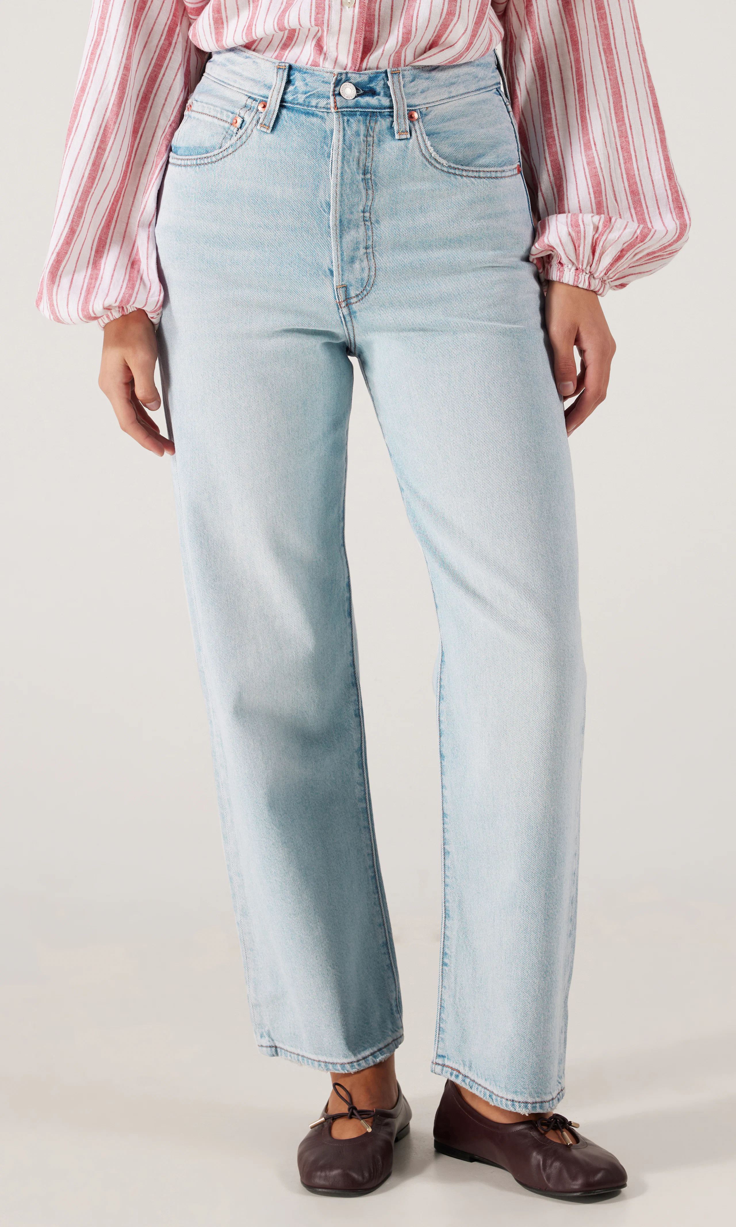 Ribcage Straight Ankle Ljusblå Jeans. Front. Model.