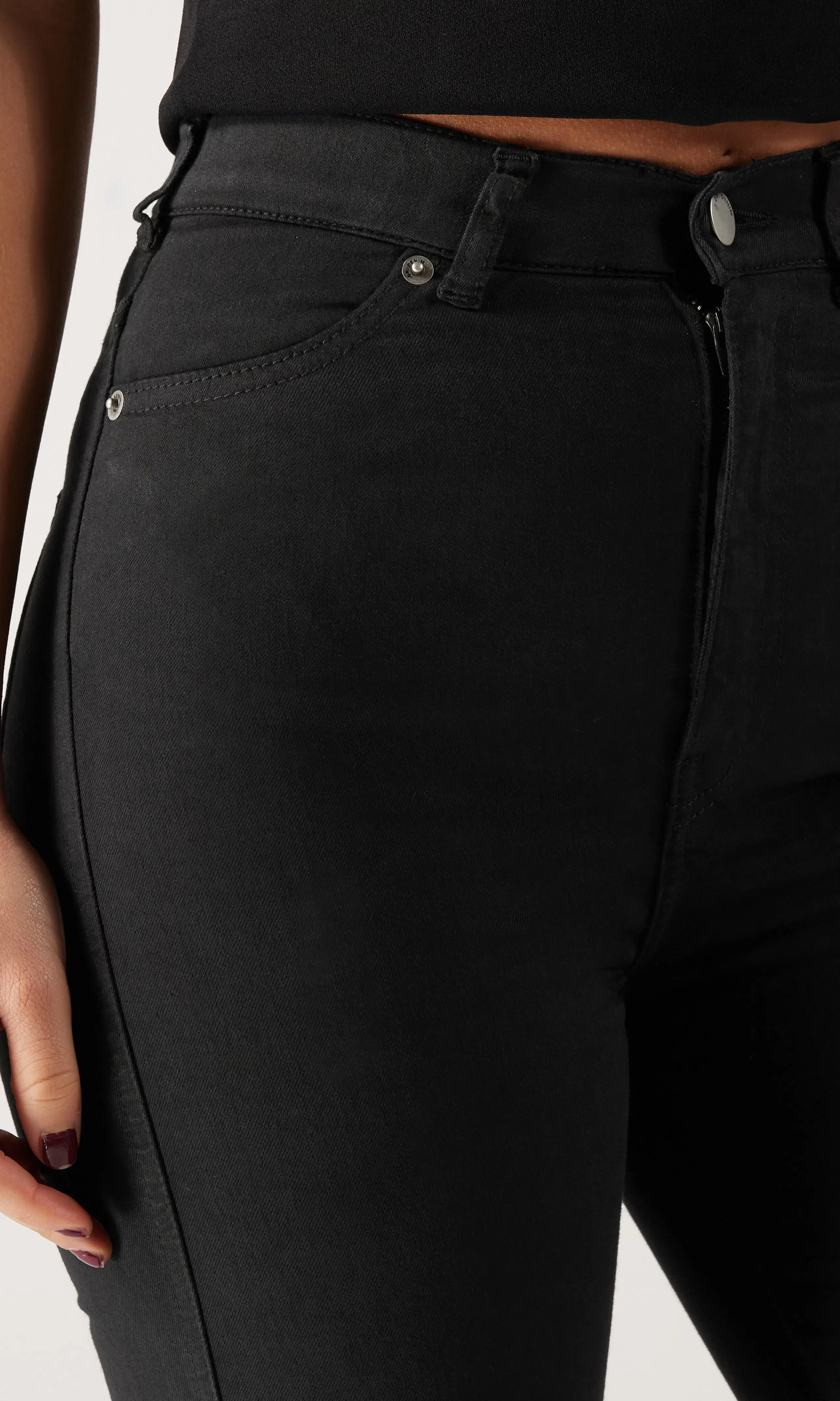 Moxy High Flare Svarta Jeans. Detail 2. Model.