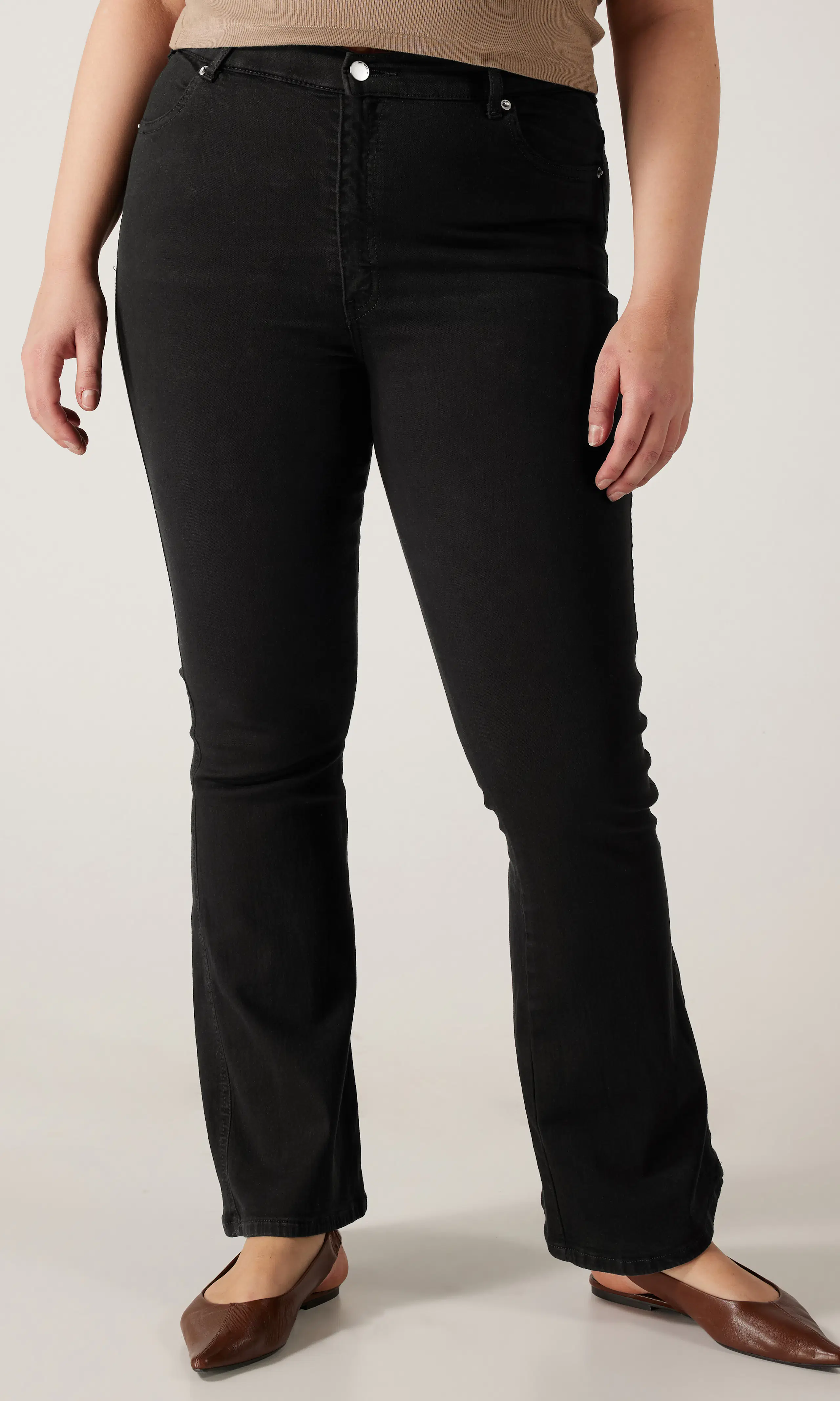 Moxy High Flare Svarta Jeans. Detail 4. Model.