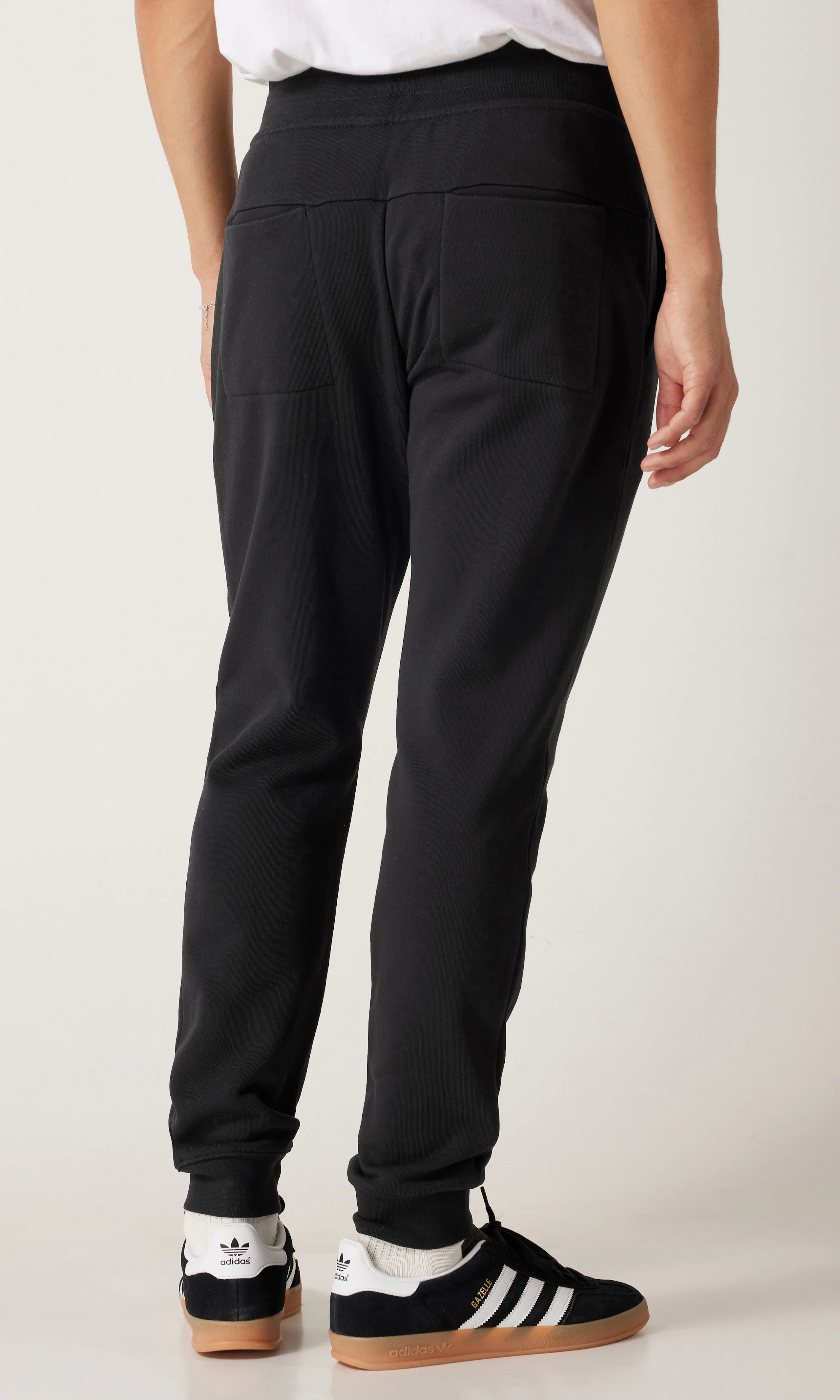 Centre Tapered Svarta Sweatpant. Back. Model.