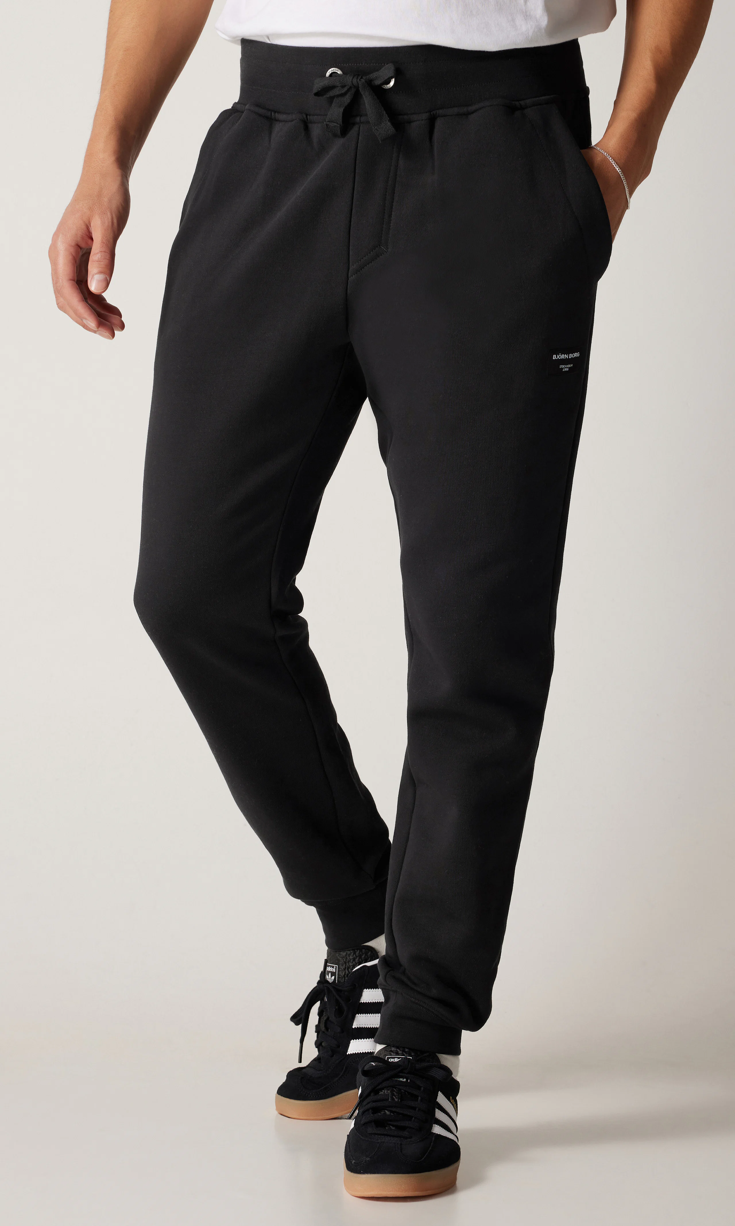 Centre Tapered Svarta Sweatpant. Front. Model.